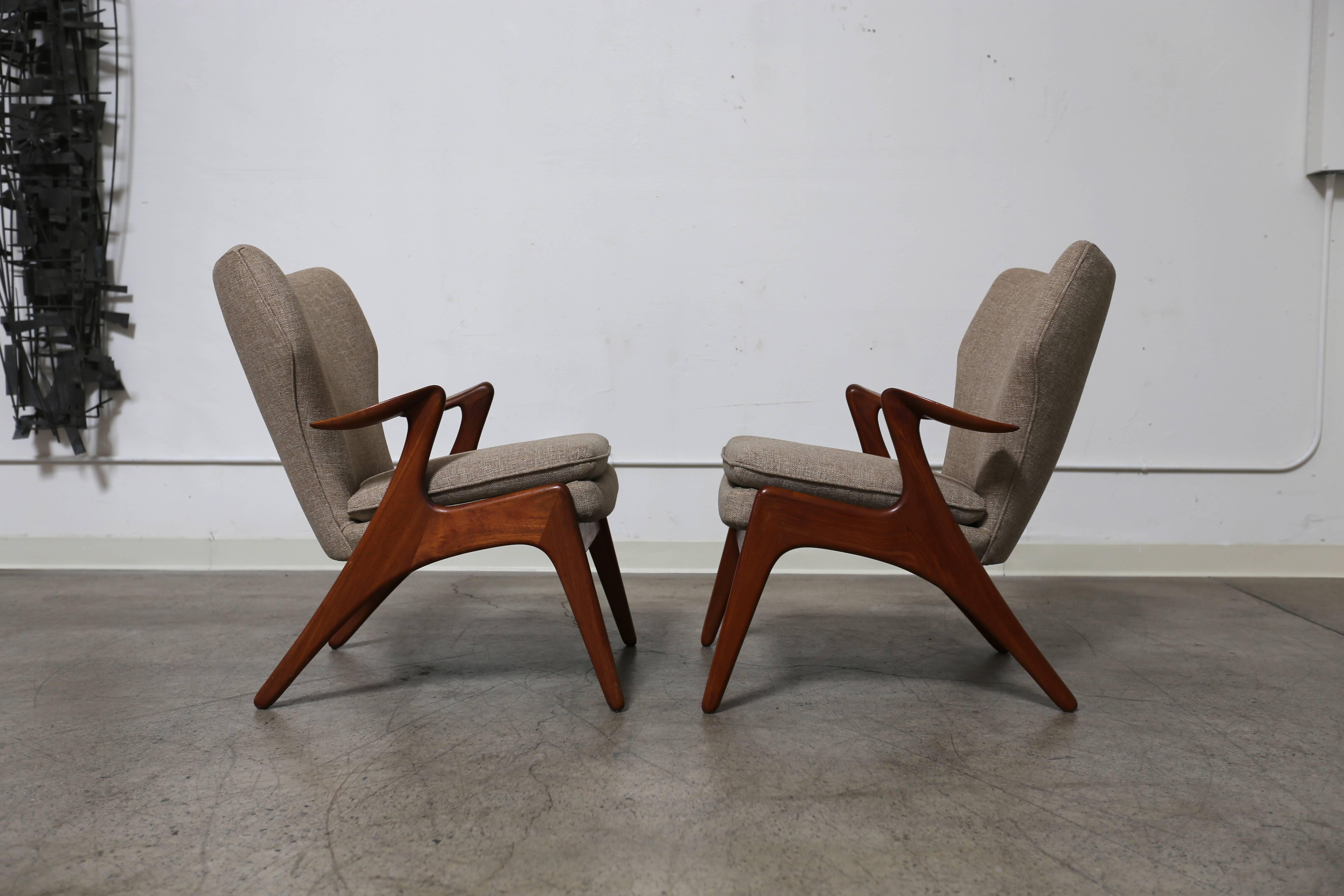 Scandinavian Modern Pair of sculptural teak lounge chairs by Glostrup Mobelfabrik