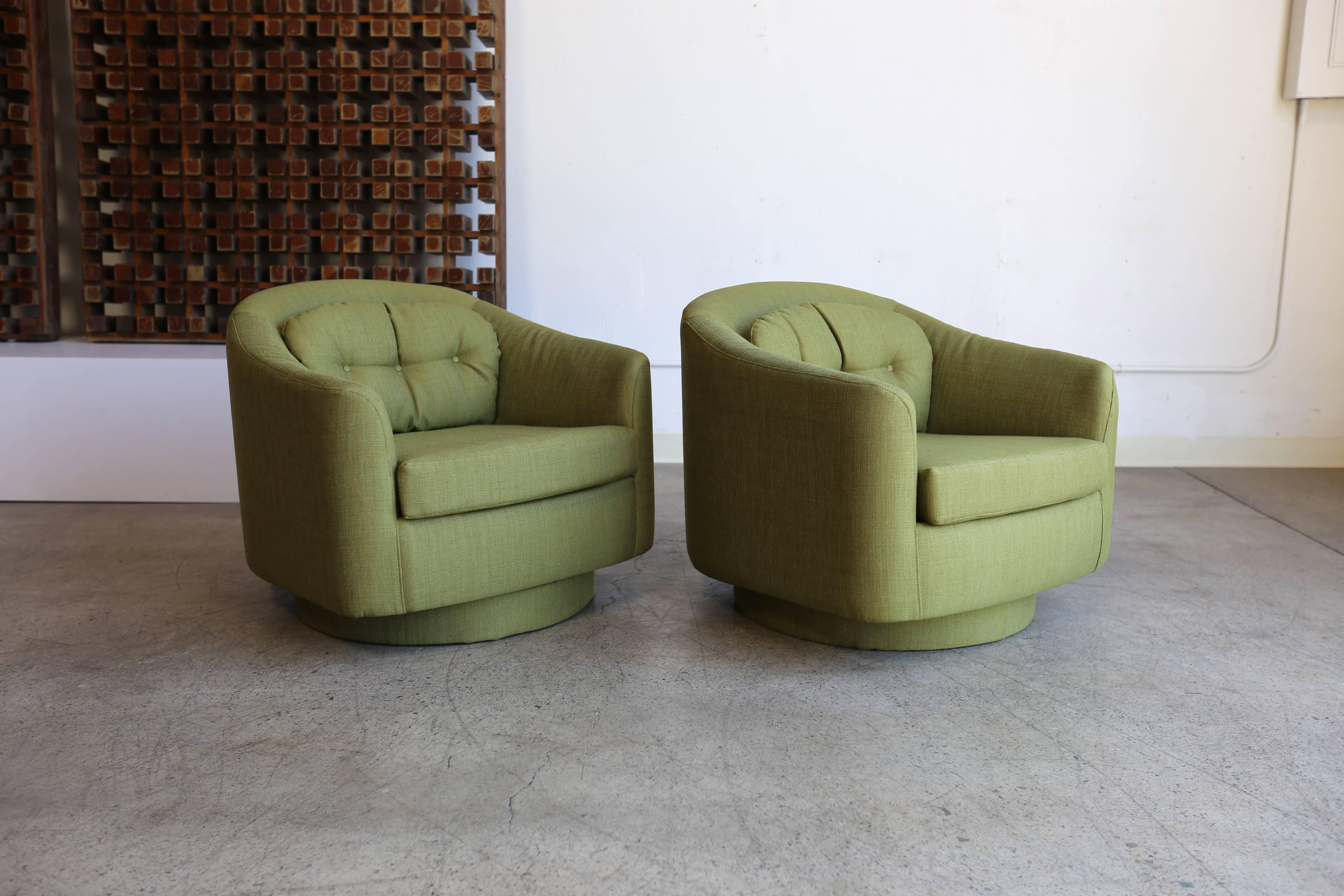 Mid-Century Modern Pair of Swivel and Tilt Lounge Chairs by Milo Baughman for Directional