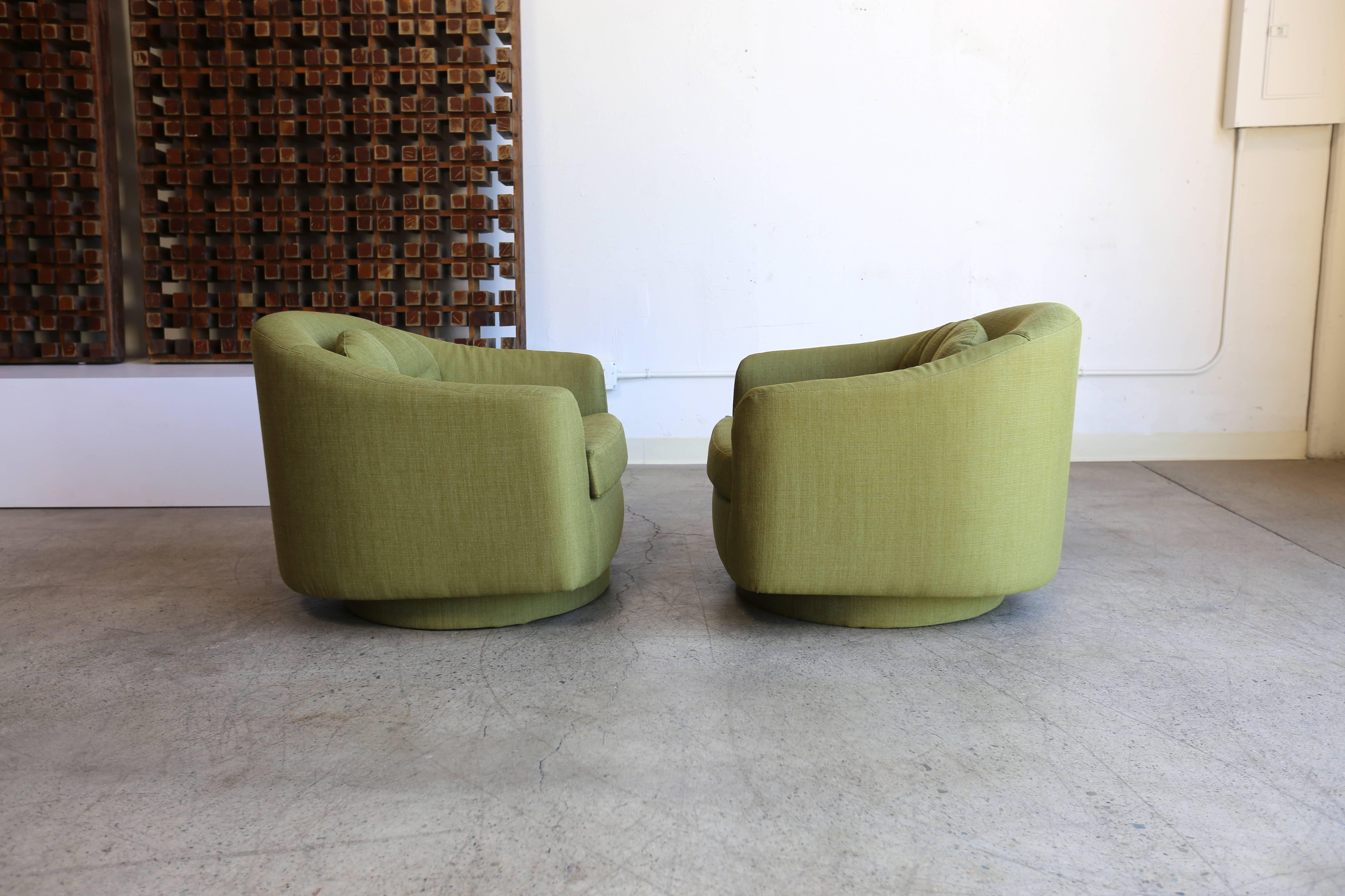 Pair of Swivel and Tilt Lounge Chairs by Milo Baughman for Directional In Good Condition In Costa Mesa, CA