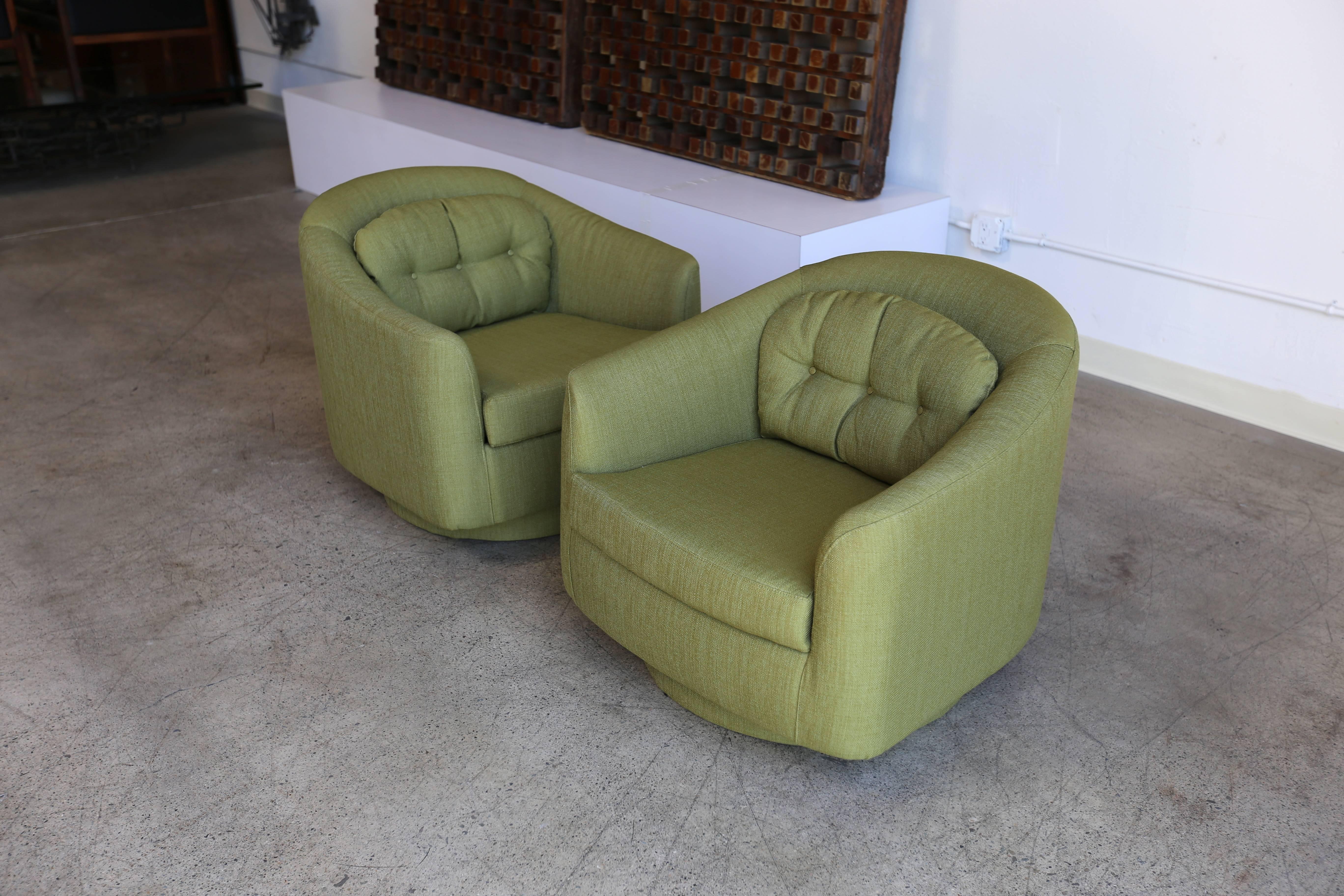 Pair of Swivel and Tilt Lounge Chairs by Milo Baughman for Directional 1
