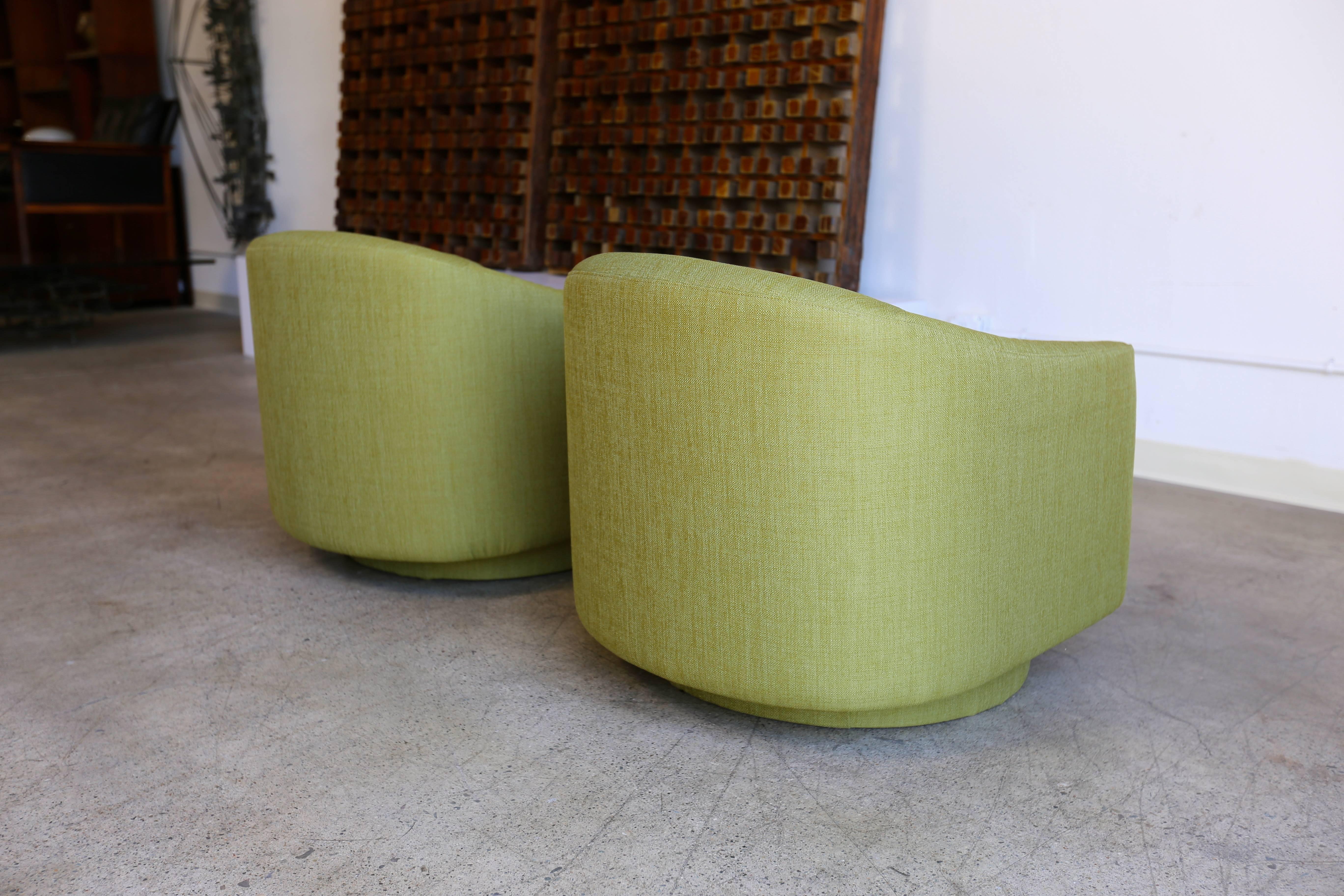 Pair of Swivel and Tilt Lounge Chairs by Milo Baughman for Directional 2