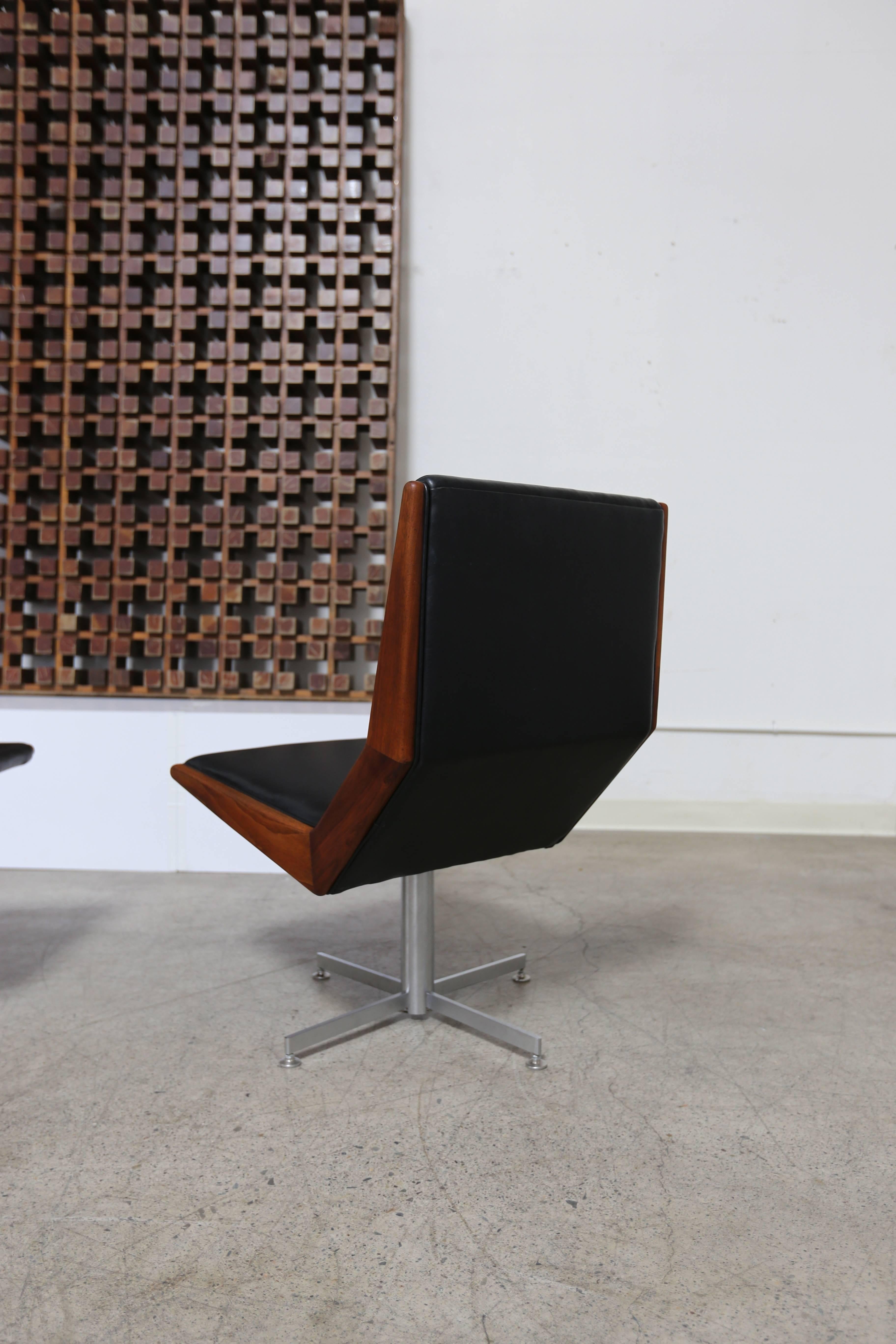 Pair of Modernist Walnut Framed Swivel Chairs In Good Condition In Denton, TX