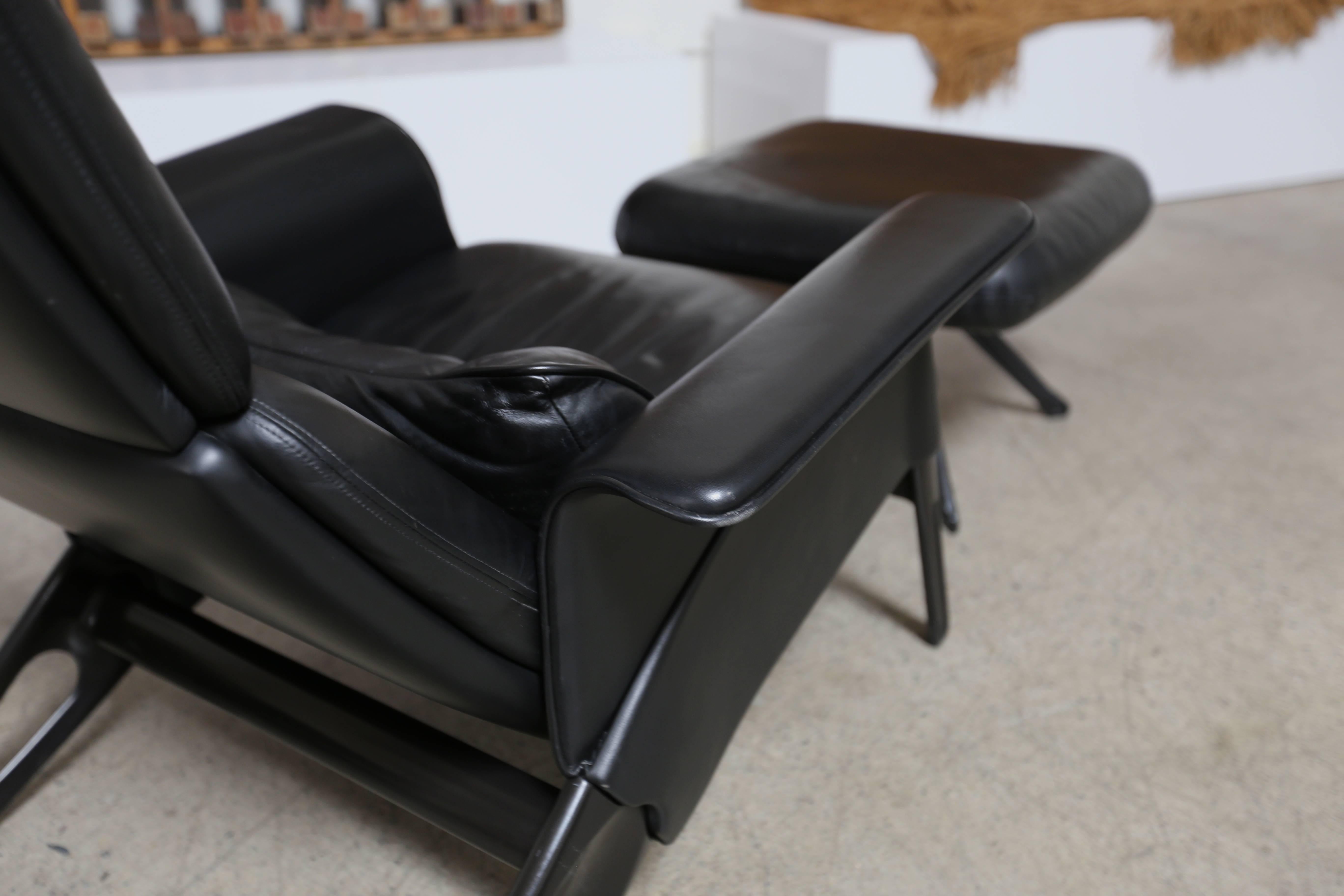 Mid-Century Modern Pair of Leather Lounge Chairs by Geoff Hollington for Herman Miller