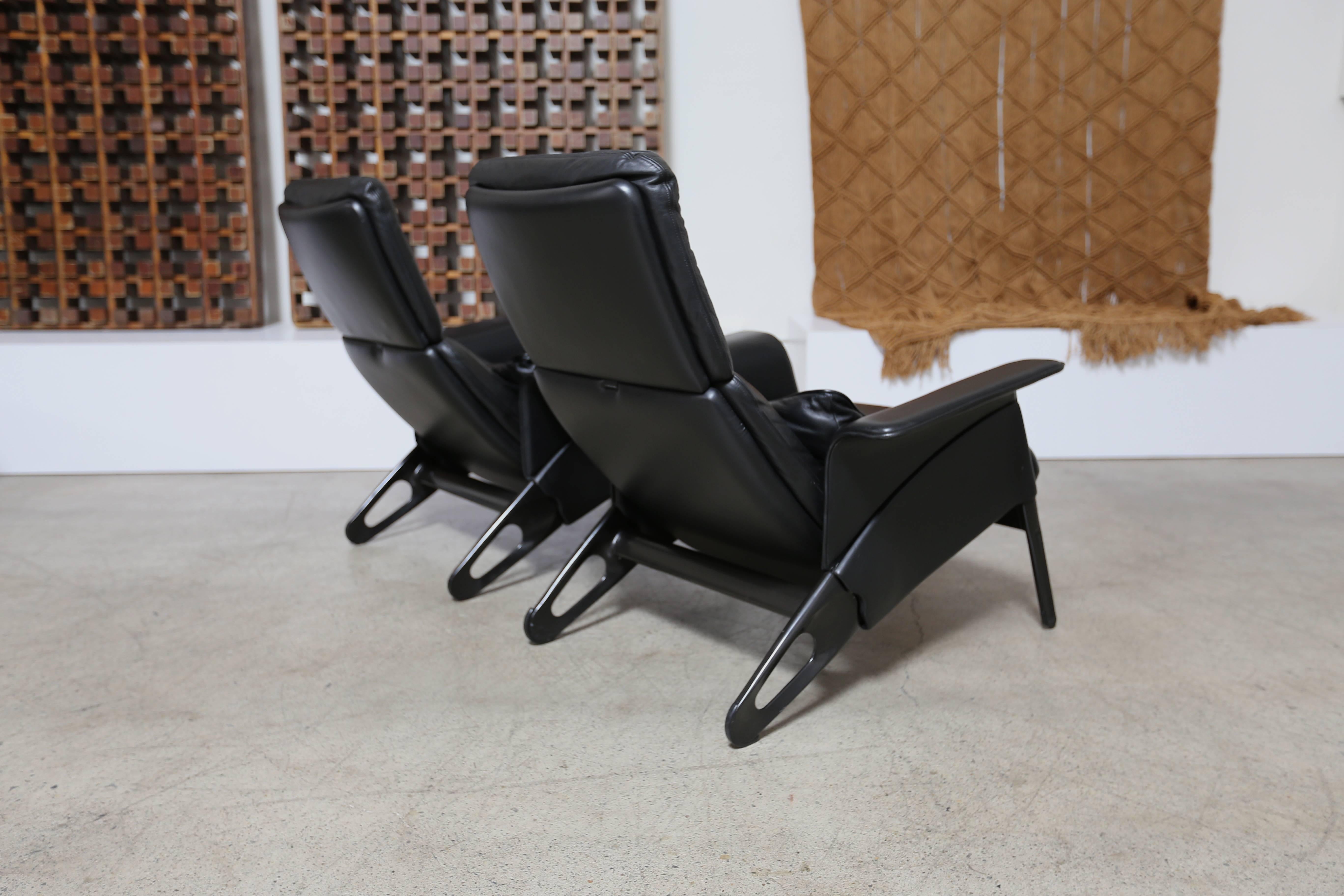 American Pair of Leather Lounge Chairs by Geoff Hollington for Herman Miller