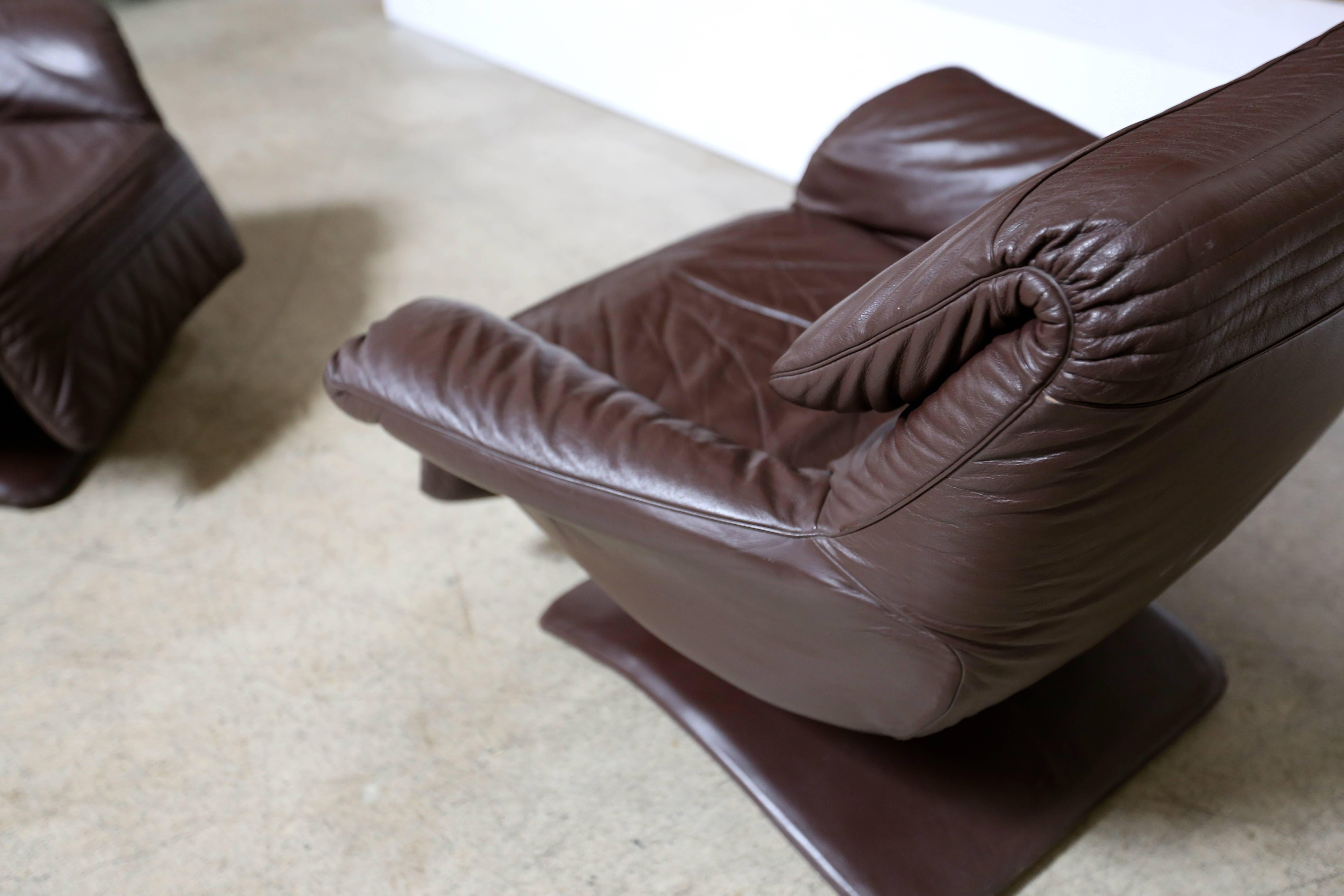 20th Century Pair of Leather Swivel Lounge Chairs