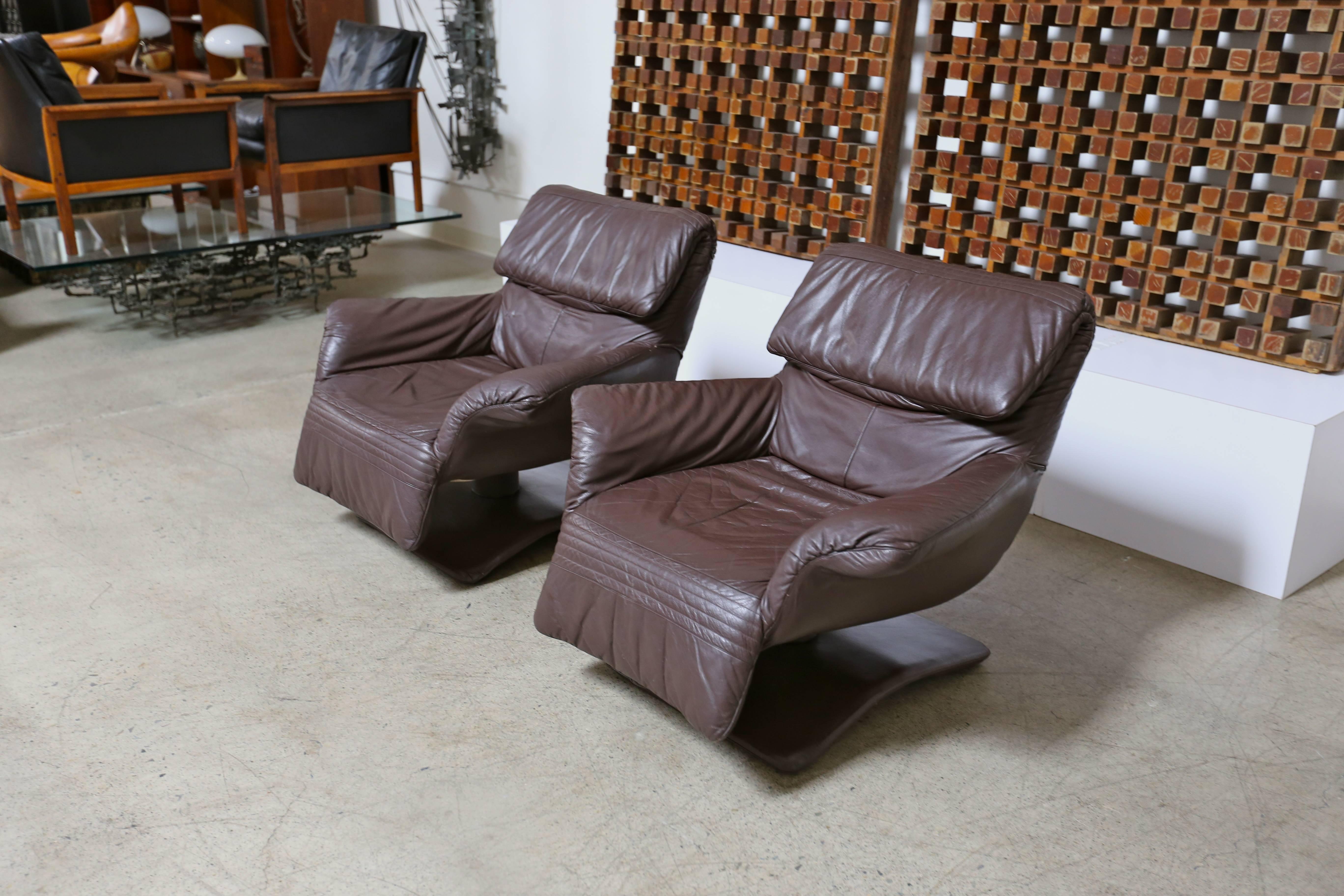 Pair of Leather Swivel Lounge Chairs 1