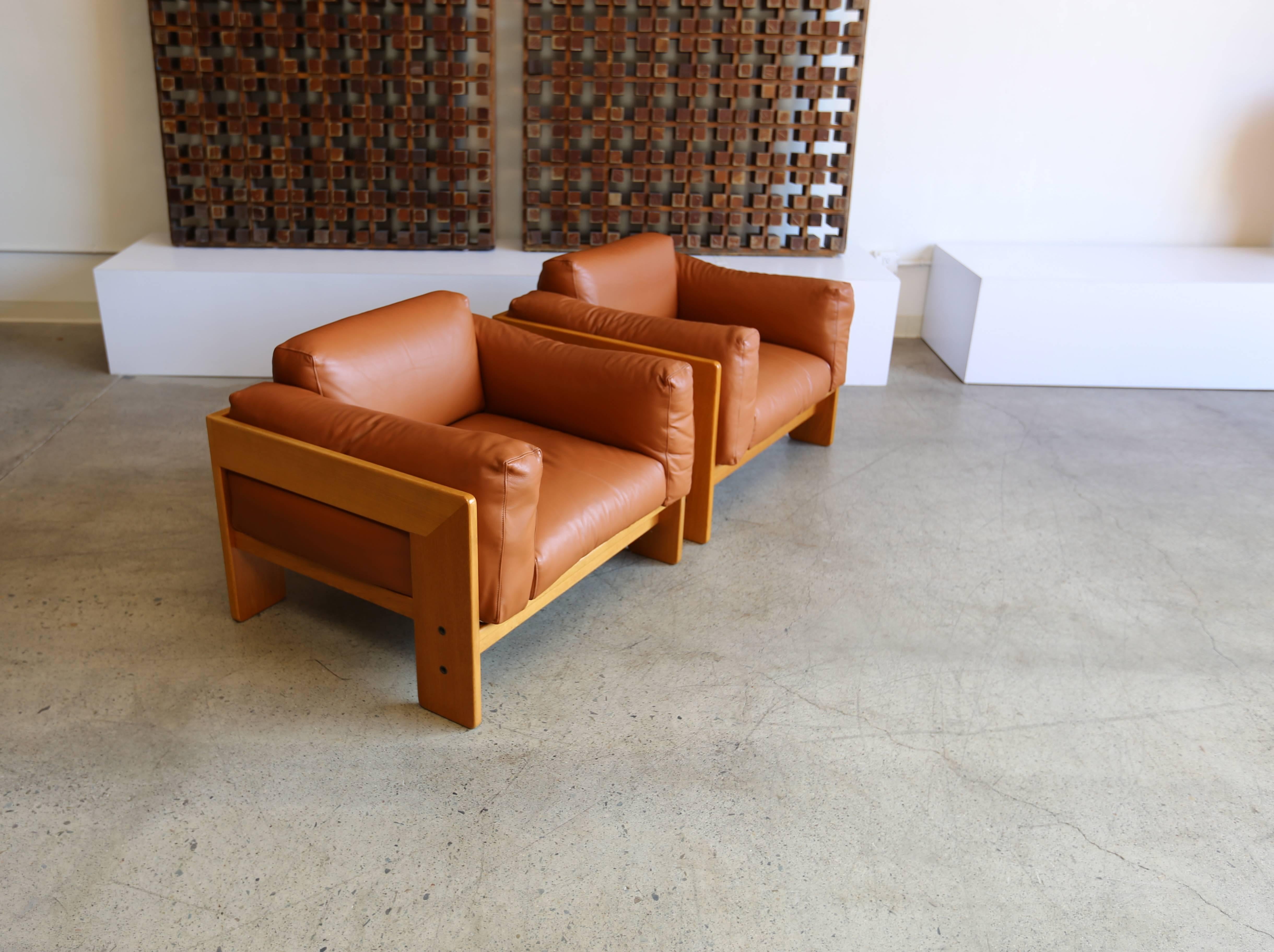 Mid-Century Modern Pair of Leather Lounge Chairs by Tobia Scarpa