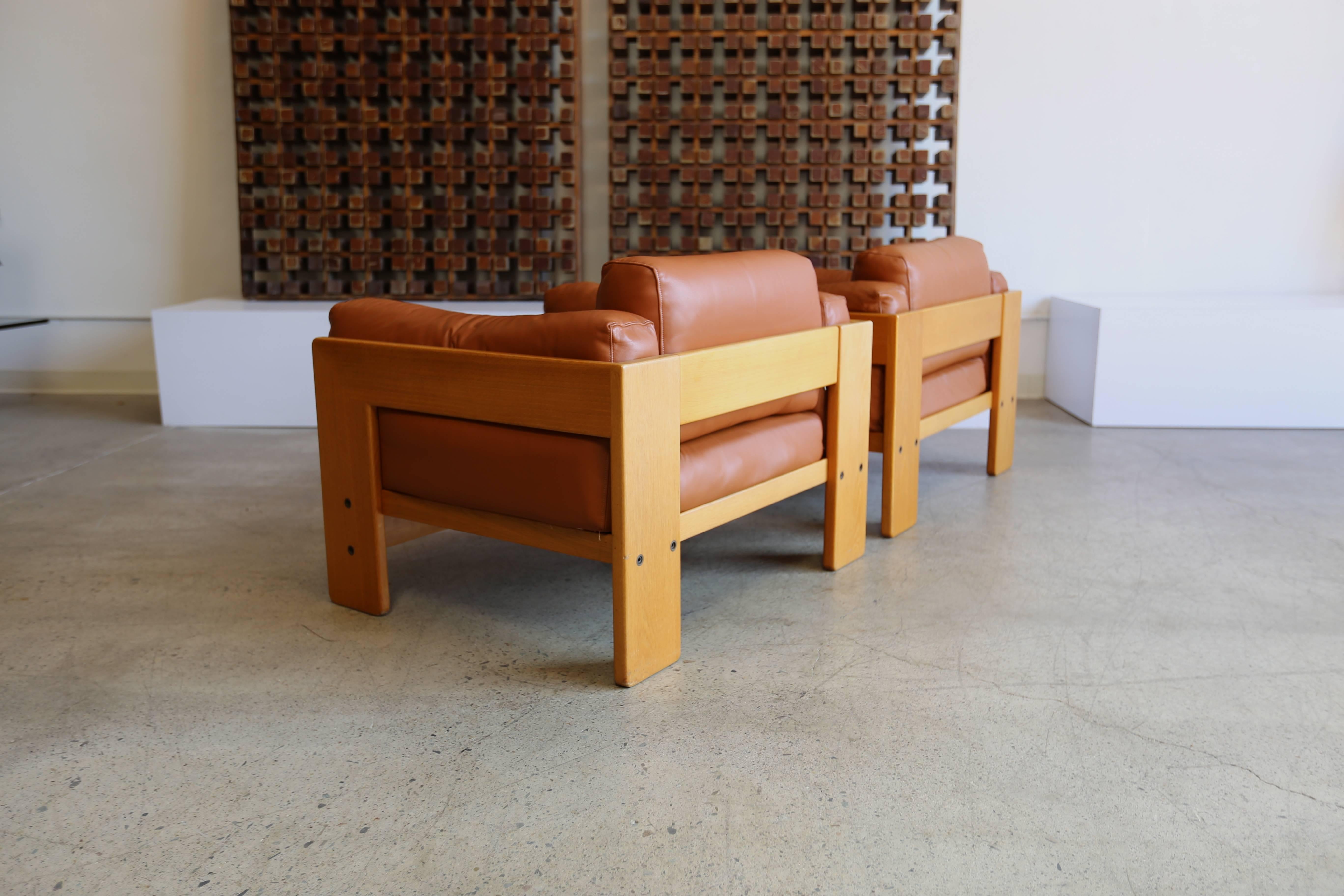 Pair of Leather Lounge Chairs by Tobia Scarpa 1
