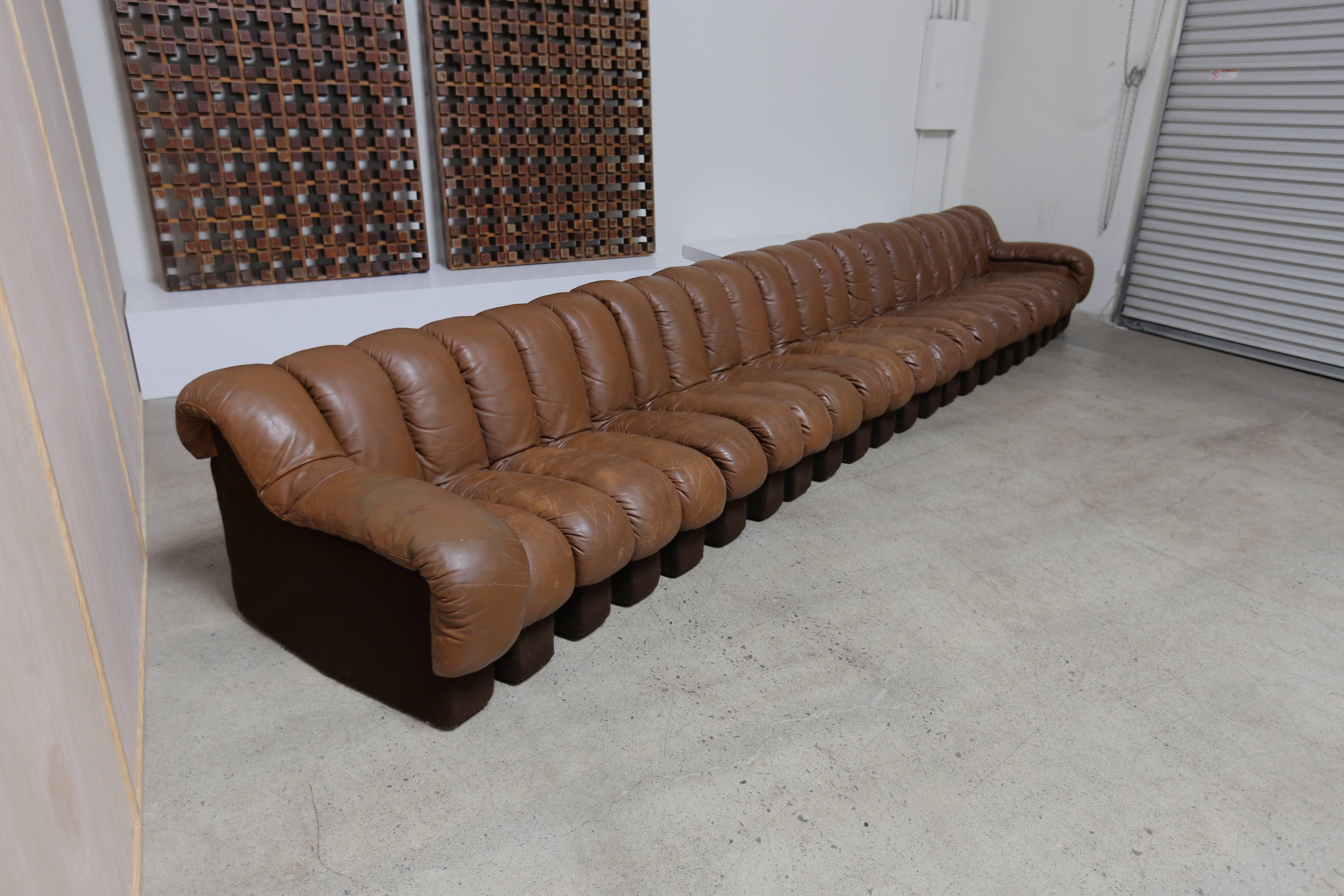 De Sede DS 600 leather non stop modular sofa. Designed by Ueli bergere, Eleonore Peduzzi-Riva, Heinz Ulrich, Klaus Vogt, circa 1970s. This sofa consist of 22 pieces.