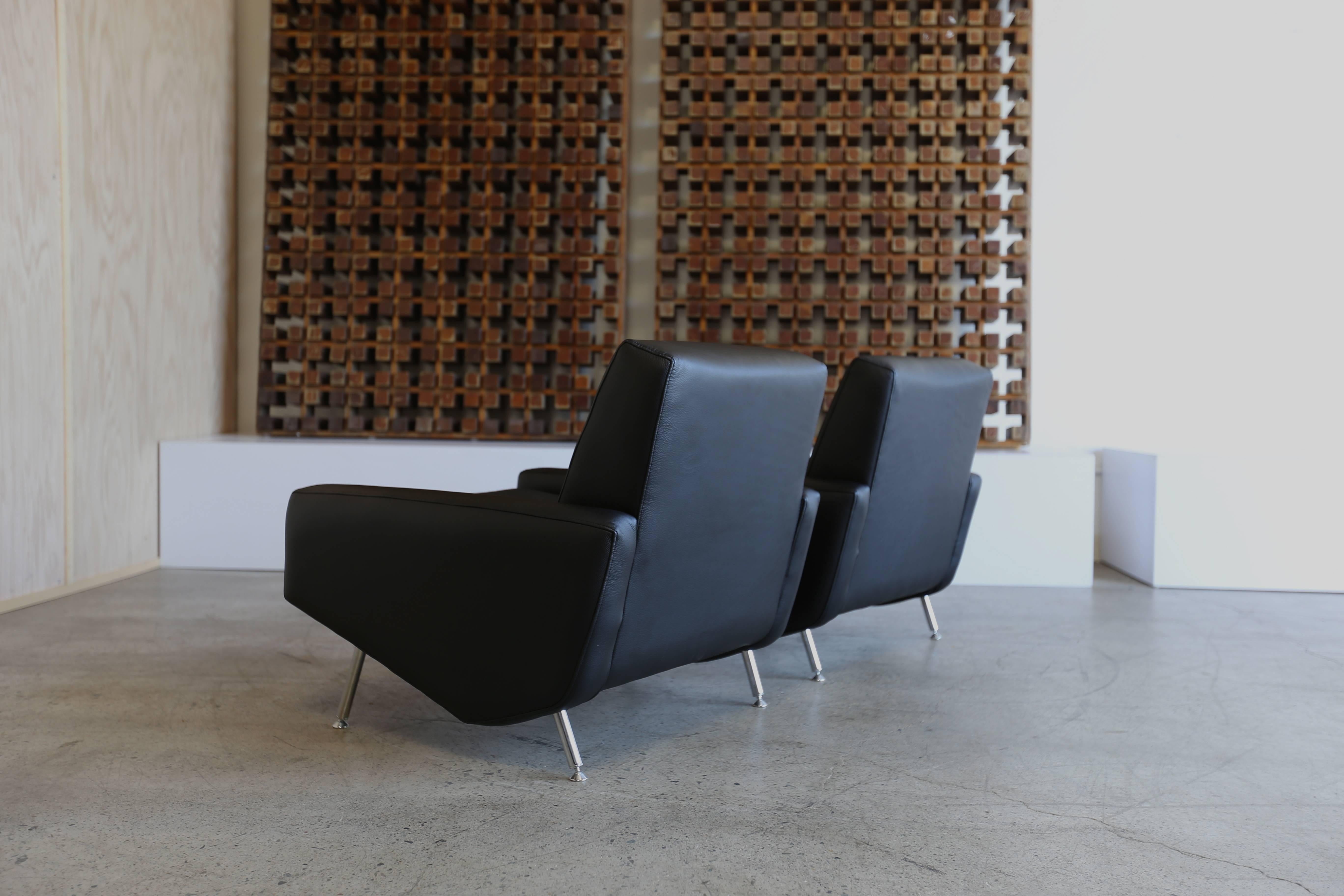 Mid-Century Modern Pair of Leather Lounge Chairs by Airborne France