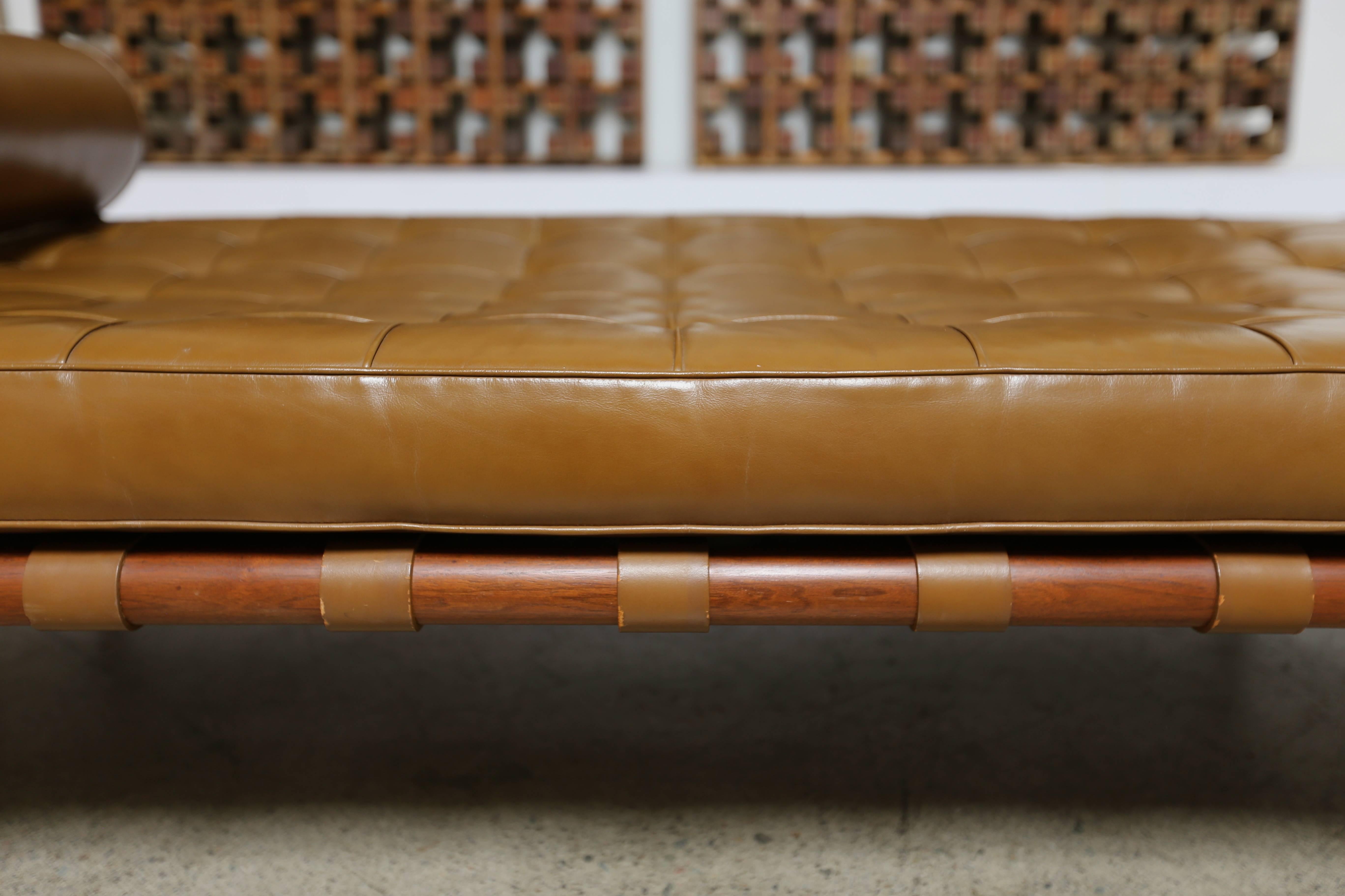 Caramel Leather and Walnut Daybed by Mies van der Rohe for Knoll, 1974 1