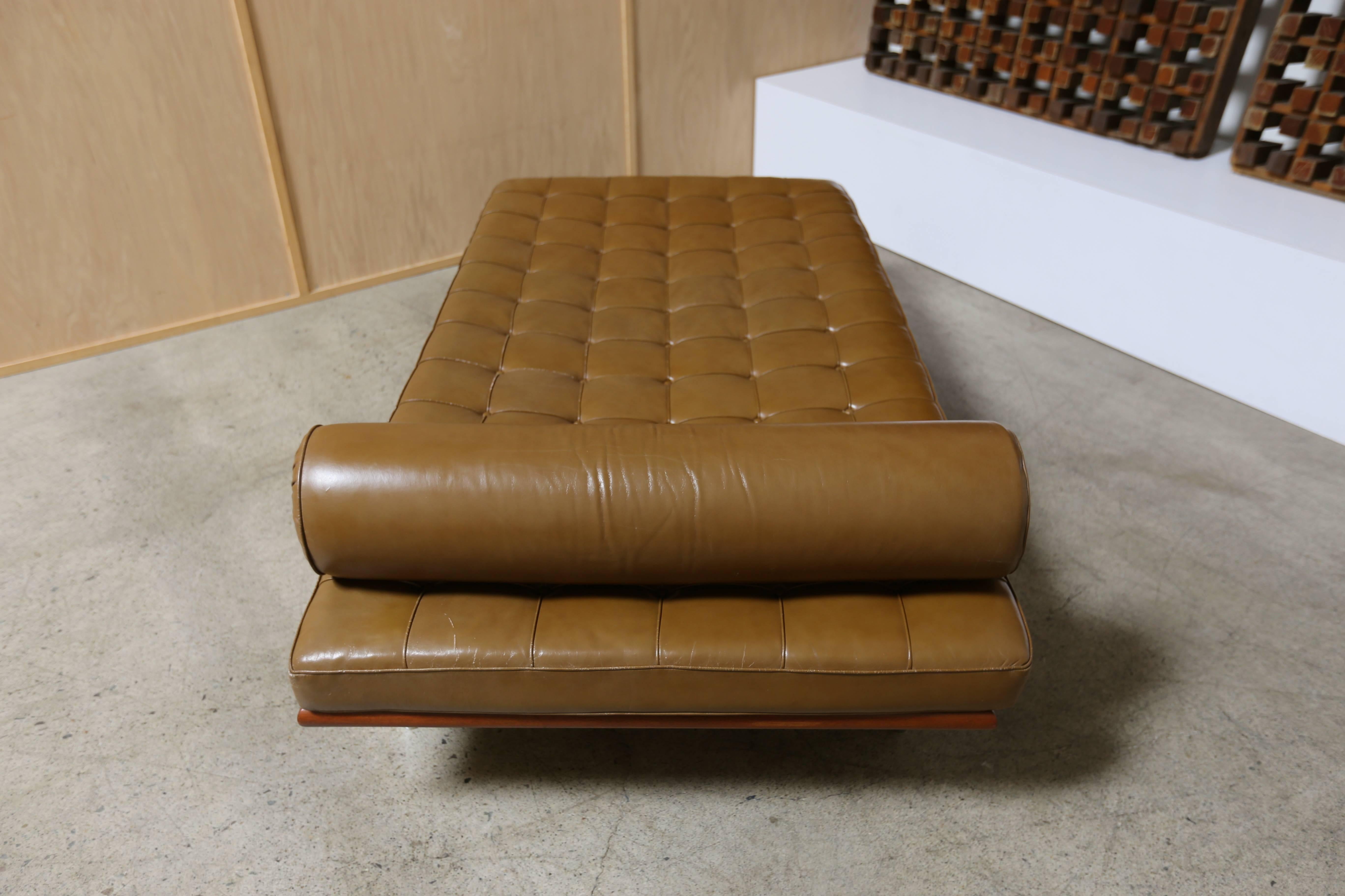 Caramel Leather and Walnut Daybed by Mies van der Rohe for Knoll, 1974 2