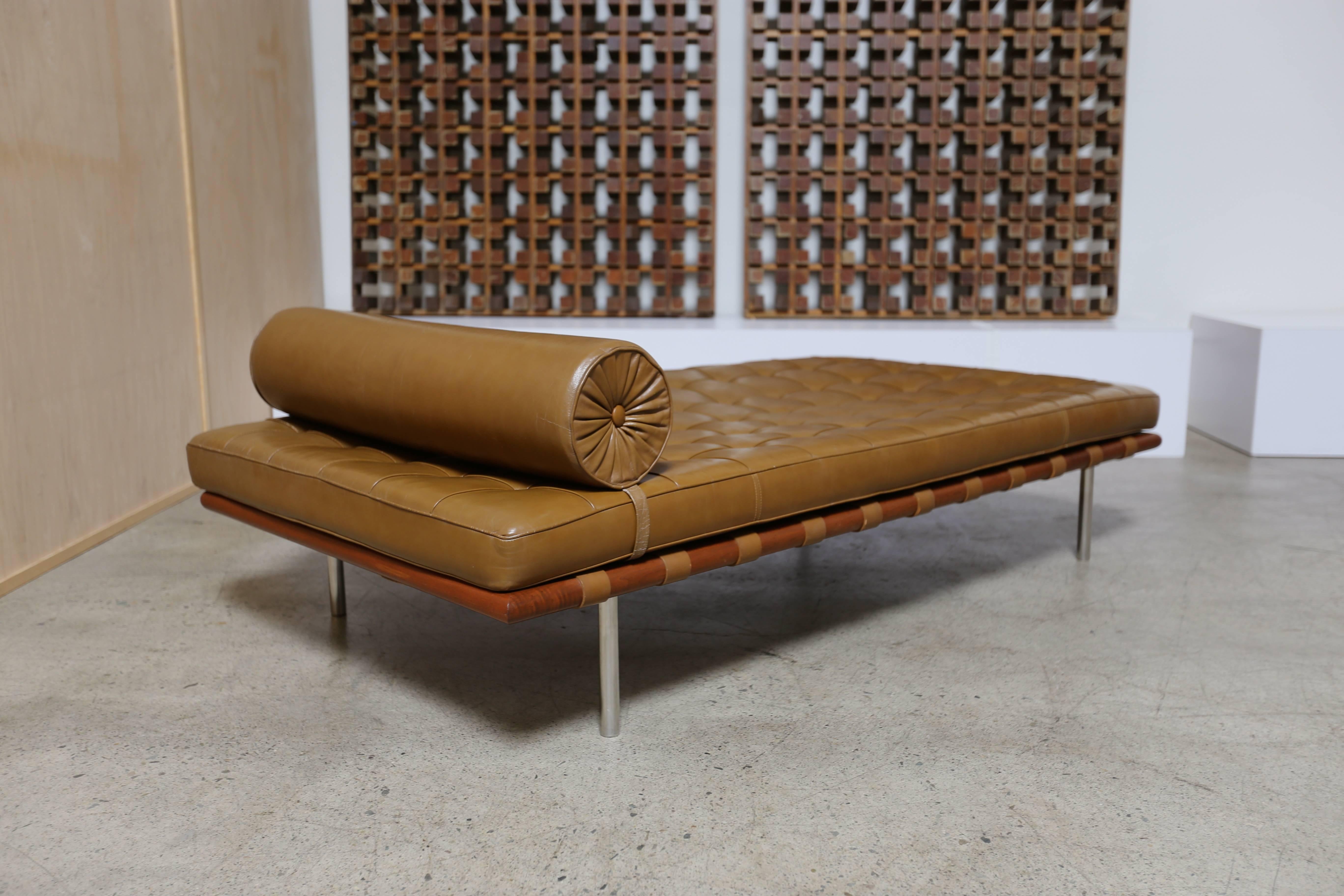 20th Century Caramel Leather and Walnut Daybed by Mies van der Rohe for Knoll, 1974