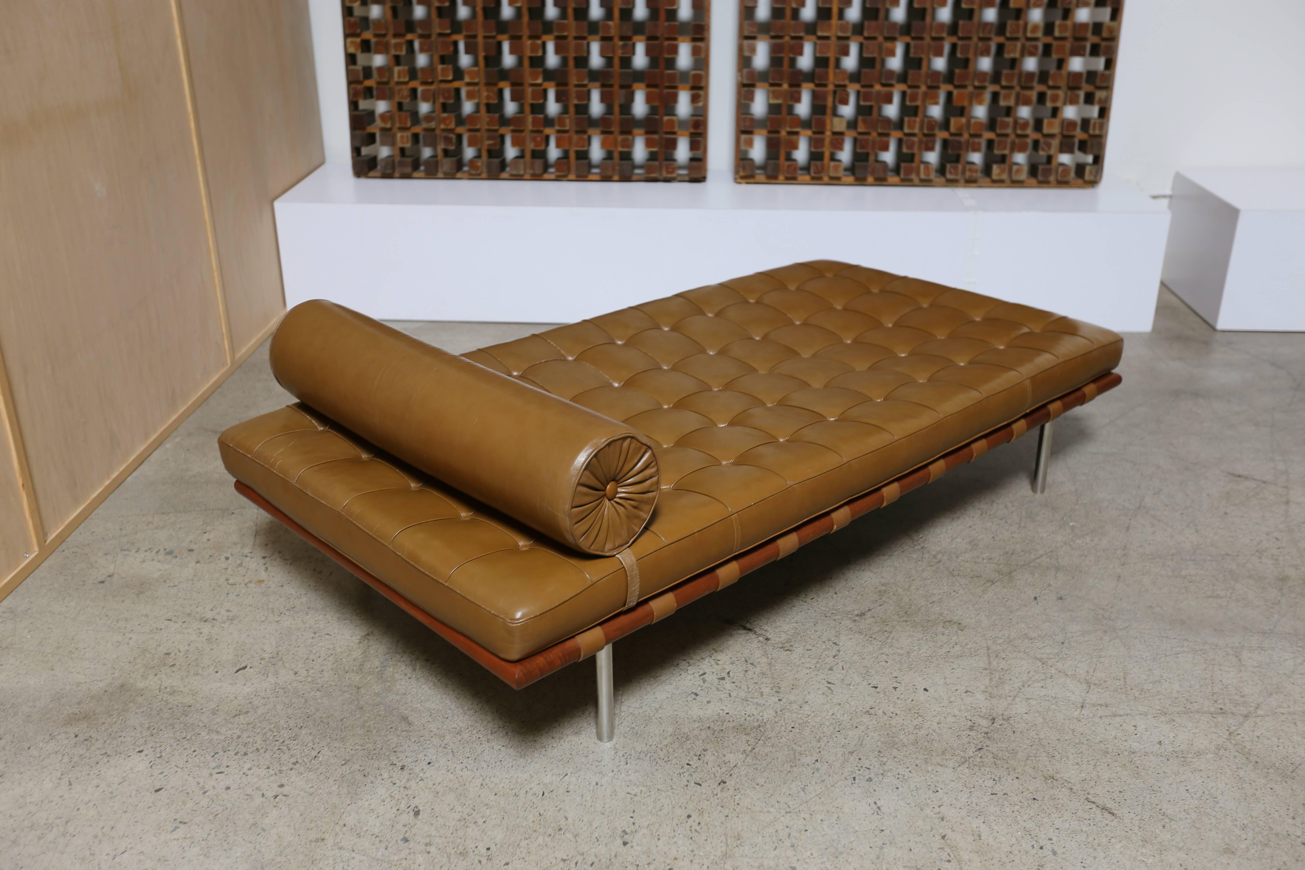 Caramel Leather and Walnut Daybed by Mies van der Rohe for Knoll, 1974 3