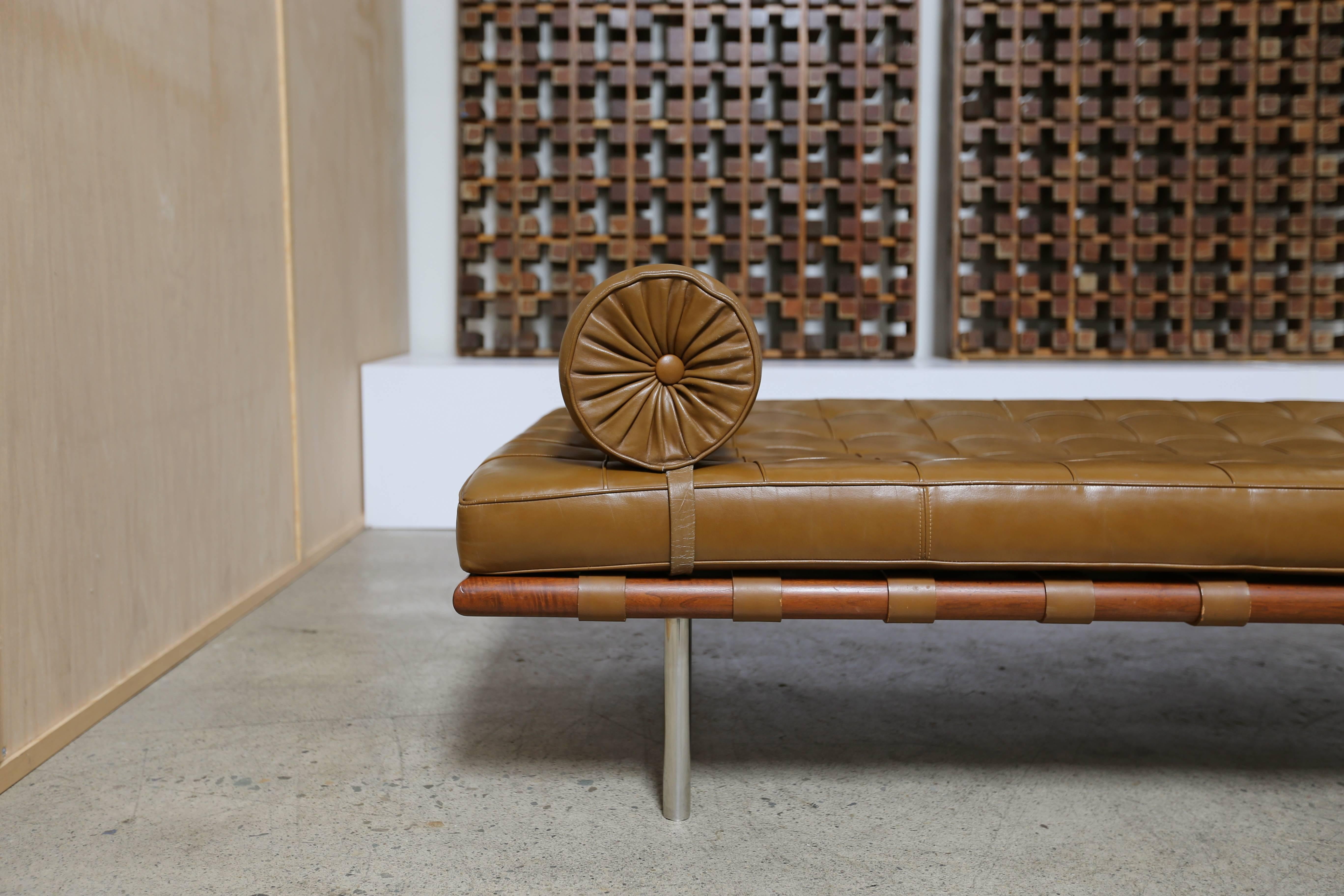 Caramel Leather and Walnut Daybed by Mies van der Rohe for Knoll, 1974 In Good Condition In Costa Mesa, CA
