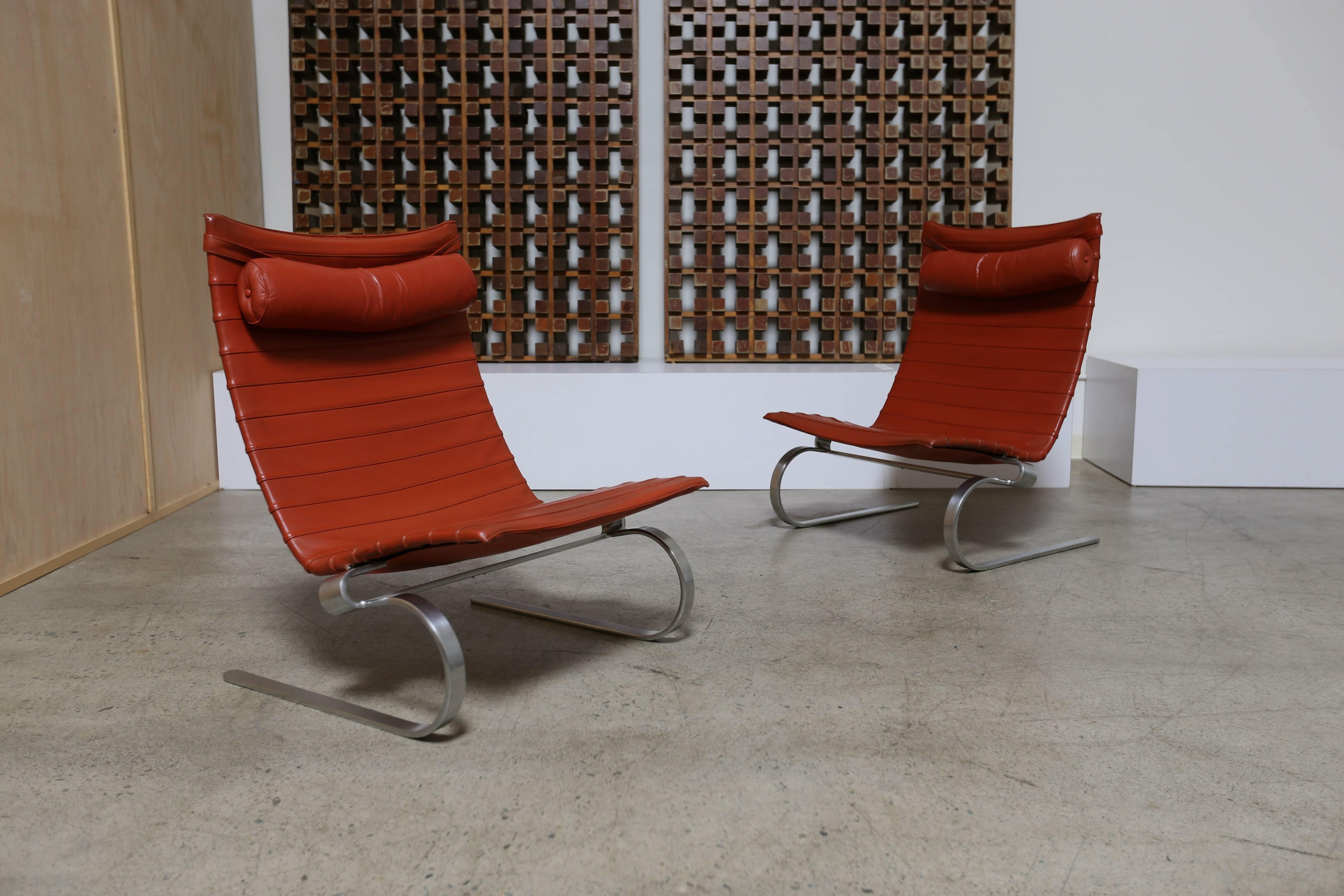 Pair of Poul Kjaerholm pk20 lounge chairs. Manufactured by Fritz Hansen, 1980s. Leather and matte chrome.