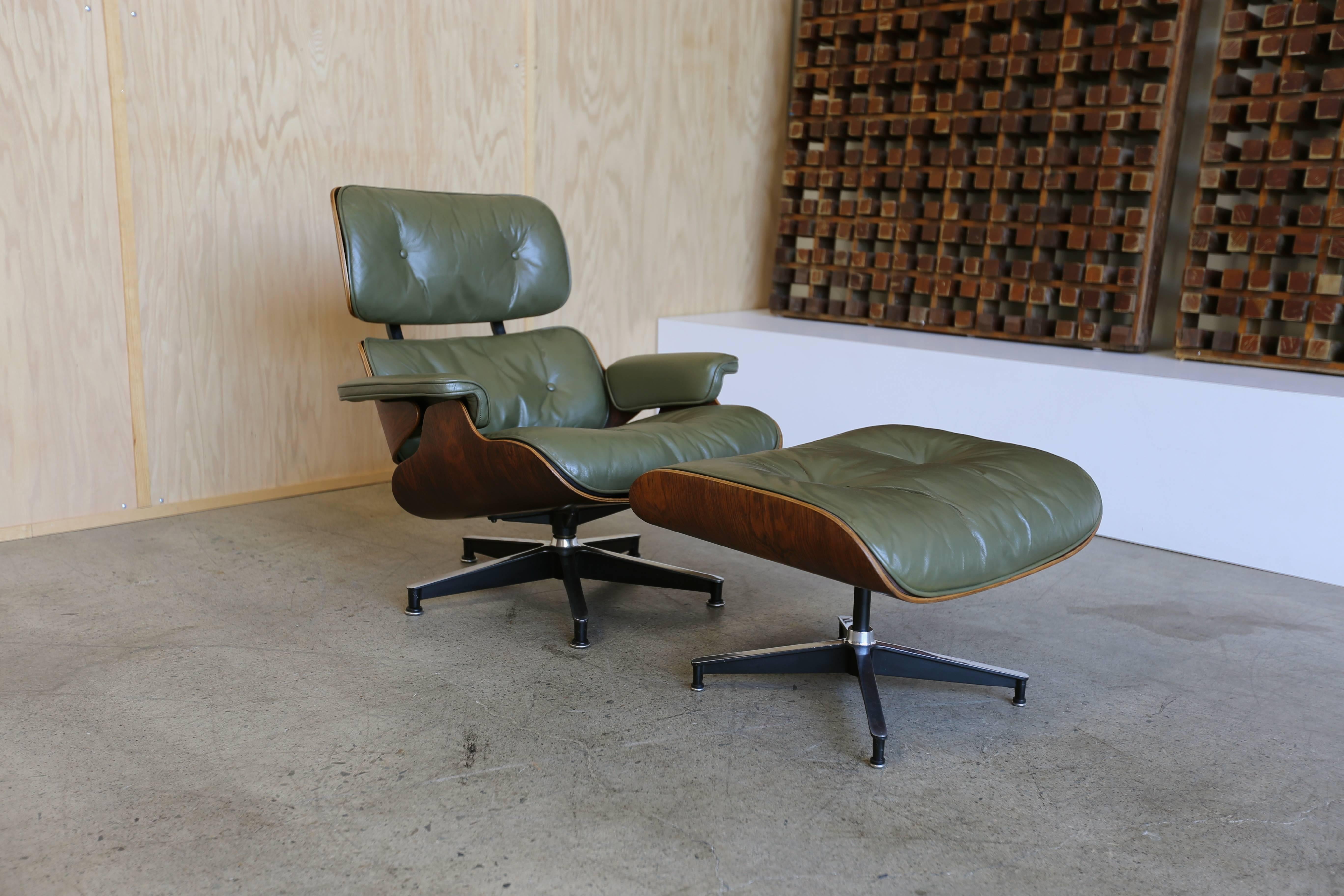 Rare Charles and Ray Eames for Herman Miller 670 lounge chair and ottoman circa early 1960s. Dynamic rosewood grain.
