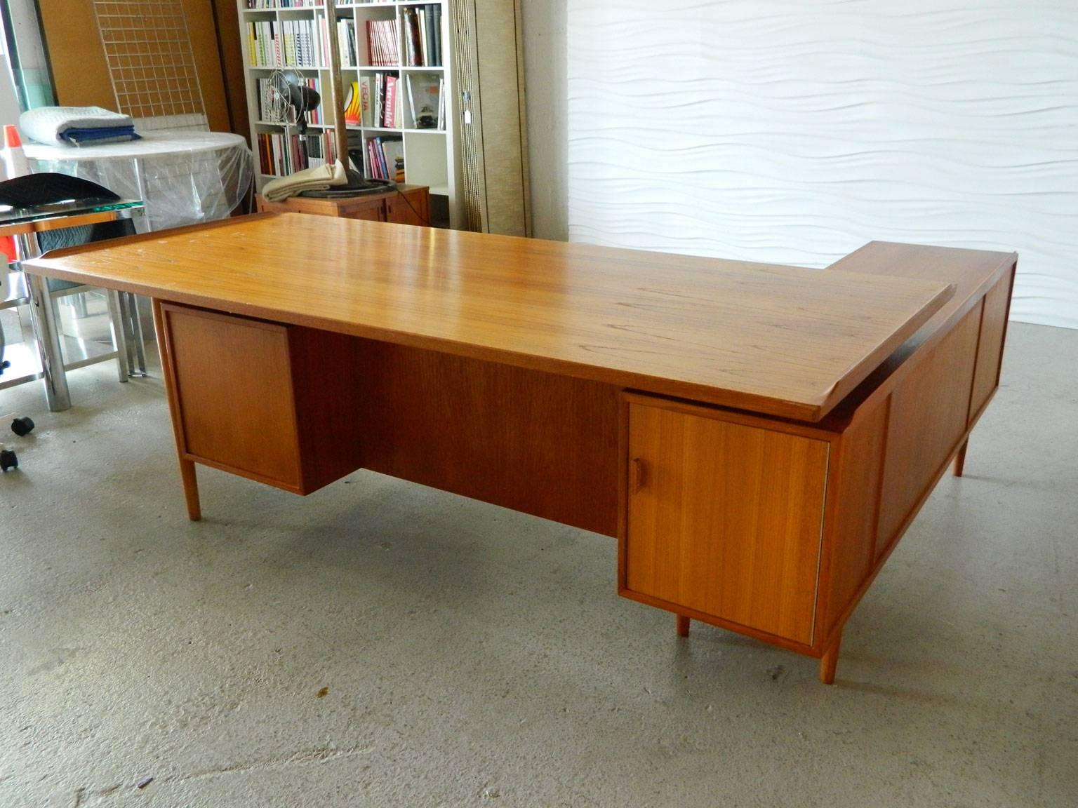 Stunning teak executive desk designed by Arne Vodder for Sibast, Denmark. This L-shaped desk has a large work surface (80.25