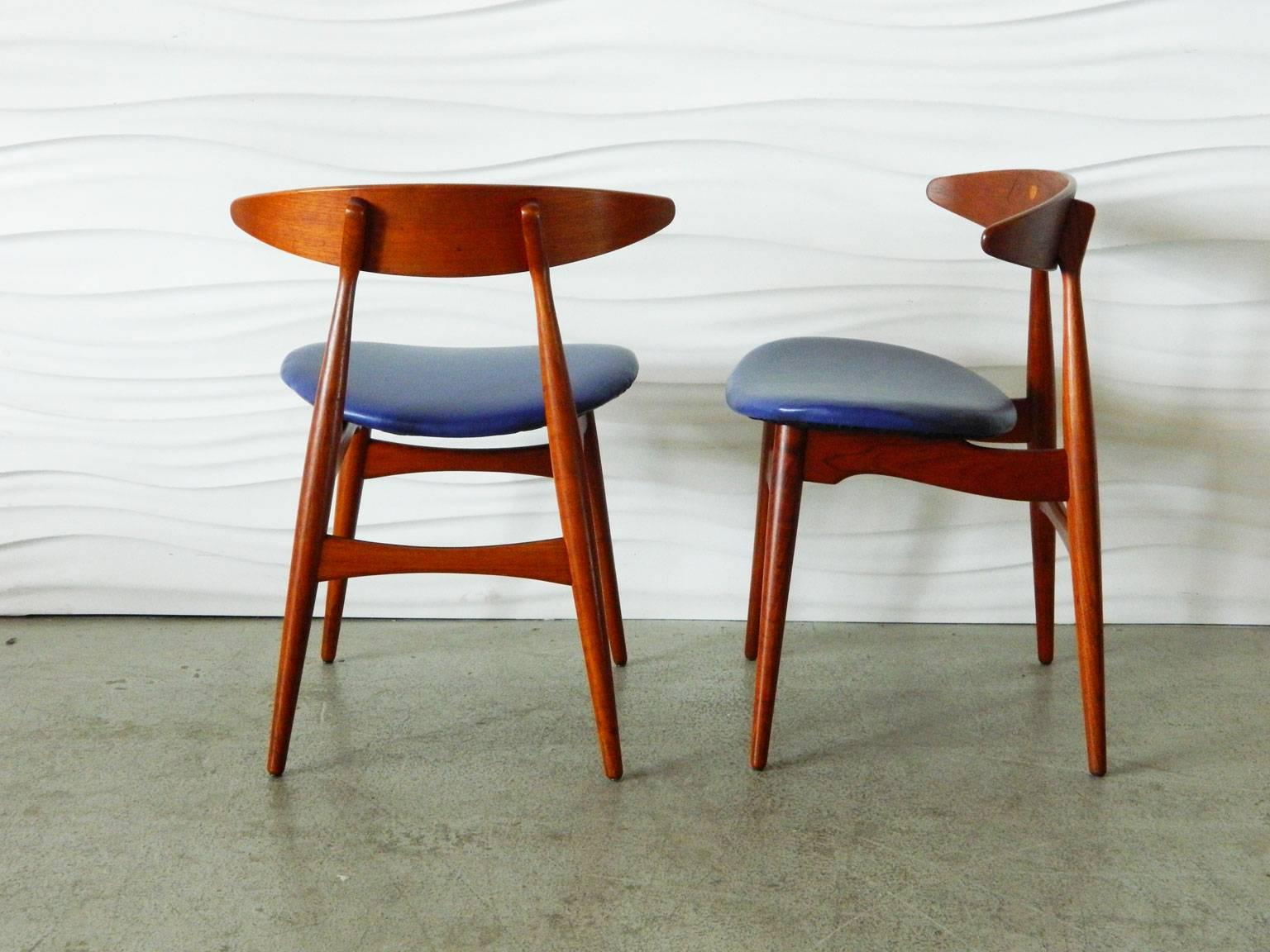 Mid-Century Modern Pair of Teak Hans Wegner CH33 Chairs For Sale