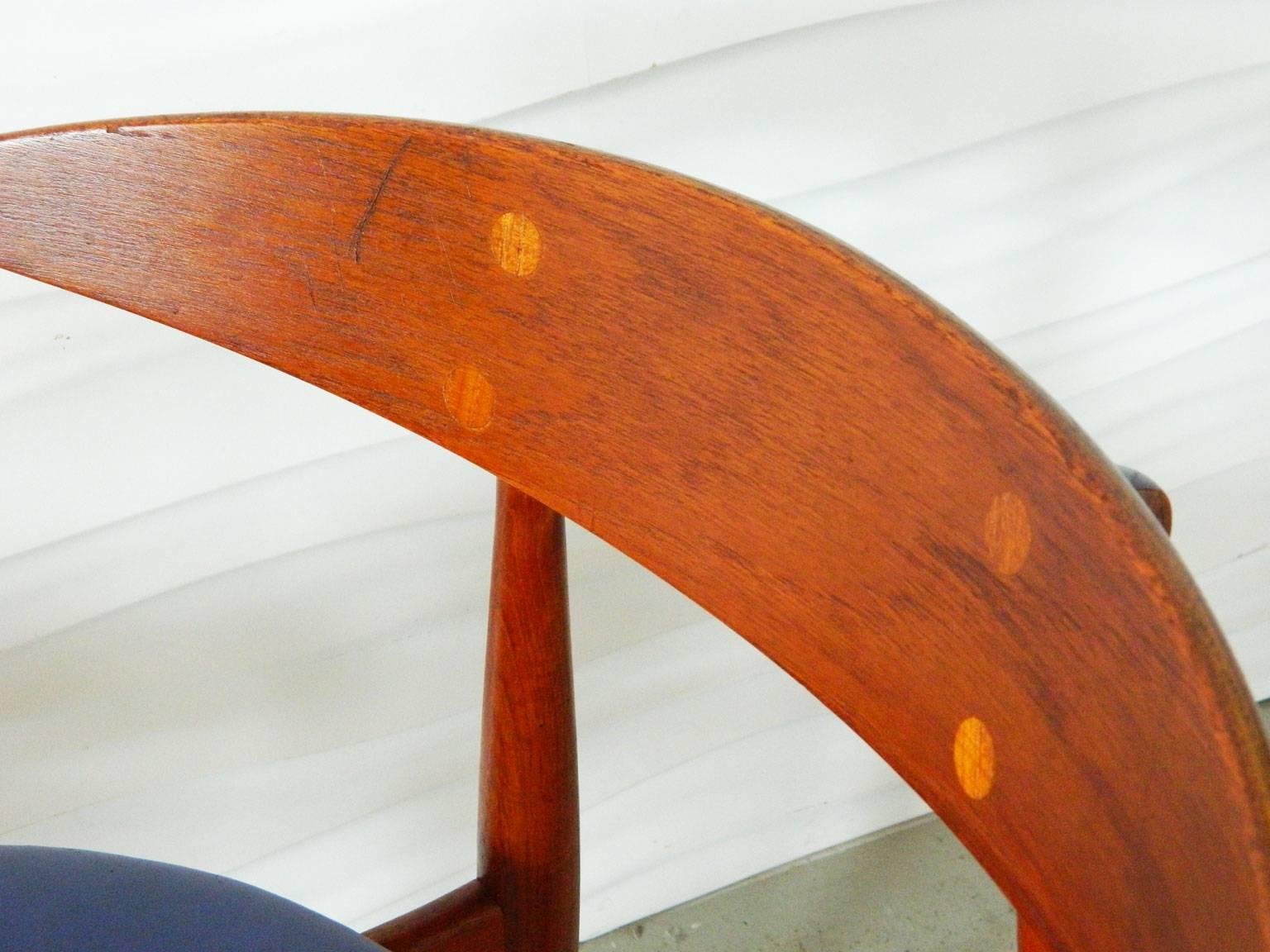Danish Pair of Teak Hans Wegner CH33 Chairs For Sale