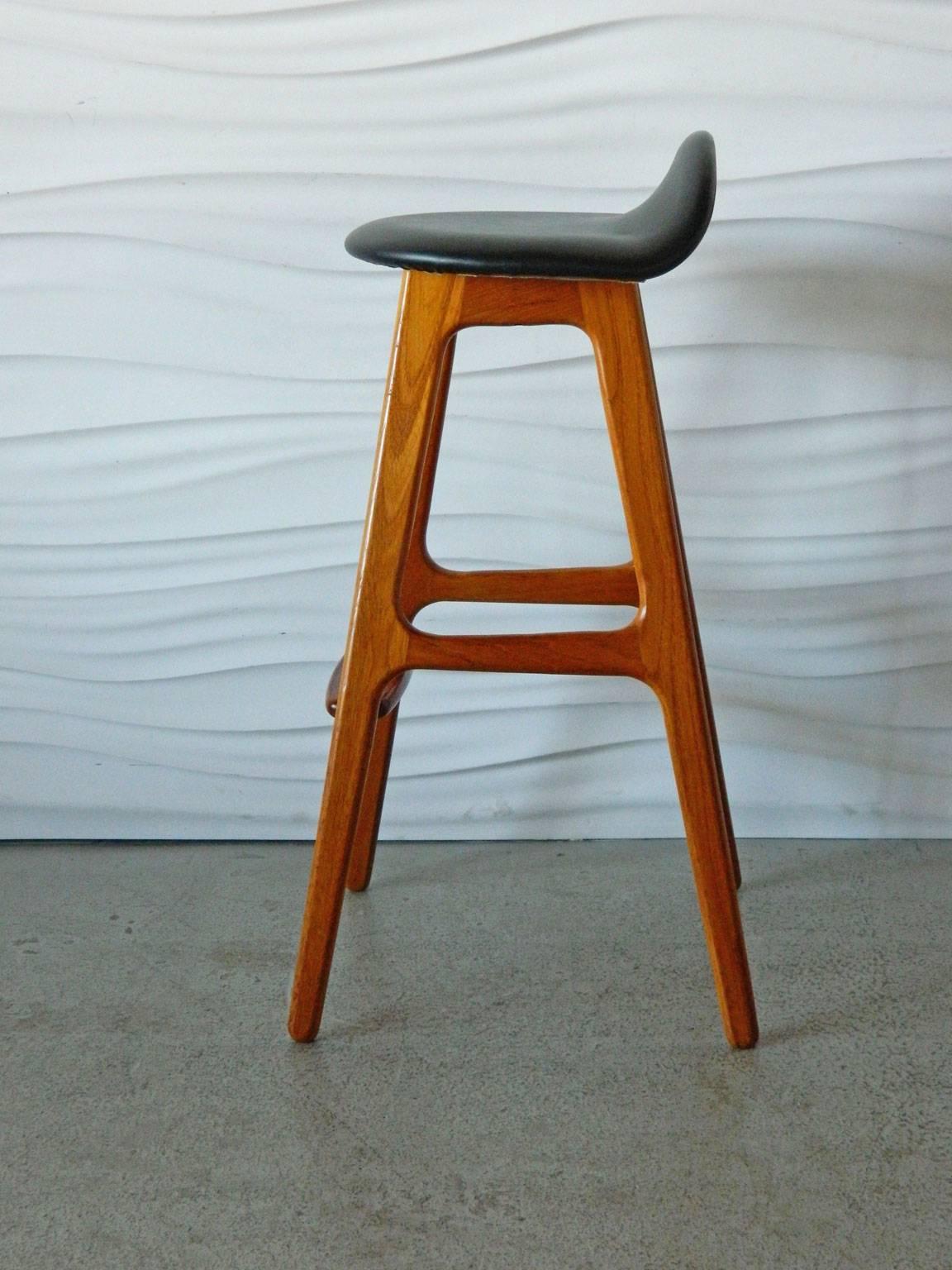 Single Eric Buck teak bar stool with original black vinyl upholstery by Odense/Denmark and manufactured in the 1970s.