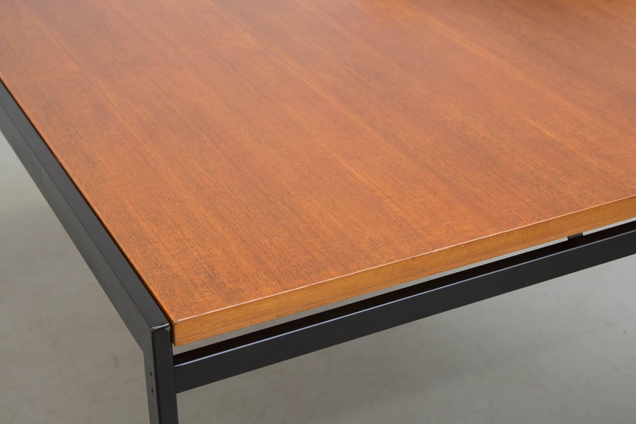 Mesa de comedor Cees Braakman Serie Japonesa de teca y acero esmaltado negro en Bueno estado para la venta en Los Angeles, CA