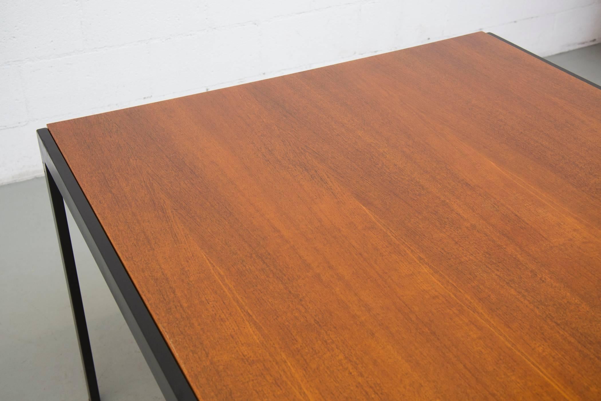 Mesa de comedor Cees Braakman Serie Japonesa de teca y acero esmaltado negro mediados del siglo XX en venta