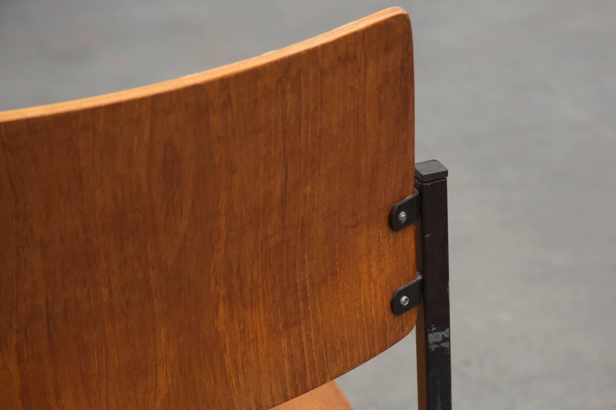 Thonet Stapelbare Kirchenstühle mit Bücherregal (Österreichisch)