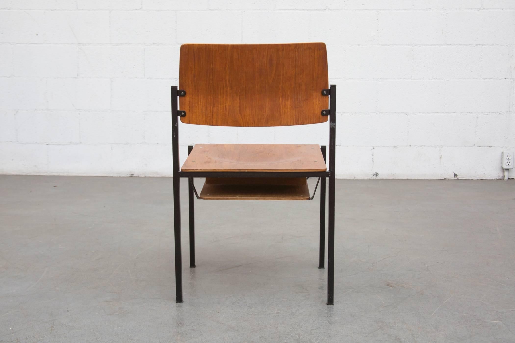 Thonet Stapelbare Kirchenstühle mit Bücherregal (Moderne der Mitte des Jahrhunderts)