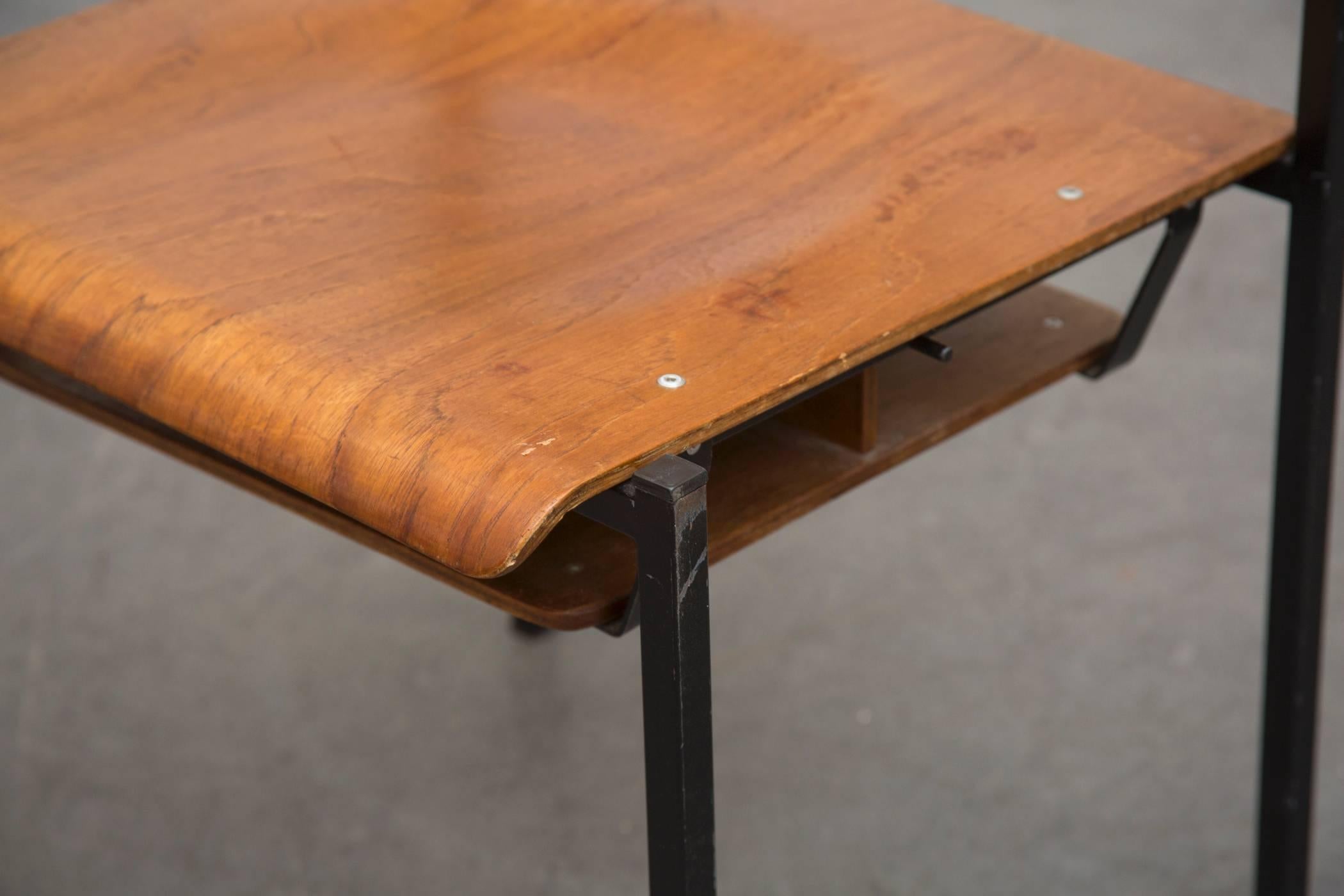 Thonet Stapelbare Kirchenstühle mit Bücherregal (Emailliert)