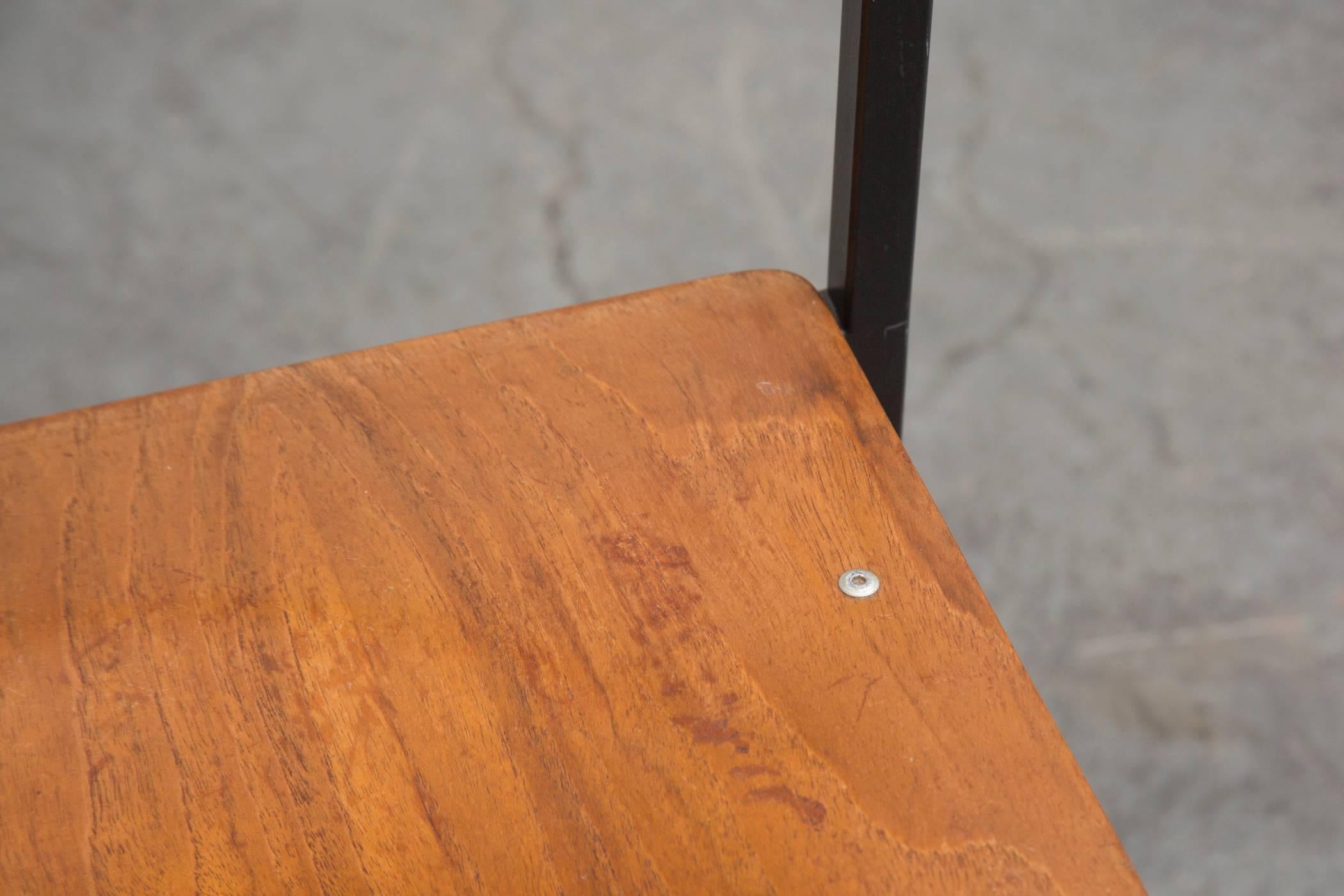 Thonet Stapelbare Kirchenstühle mit Bücherregal im Zustand „Gut“ in Los Angeles, CA