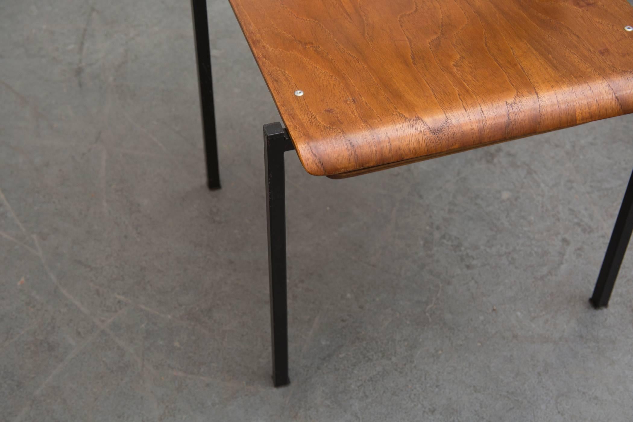 Thonet Stapelbare Kirchenstühle mit Bücherregal (Mitte des 20. Jahrhunderts)