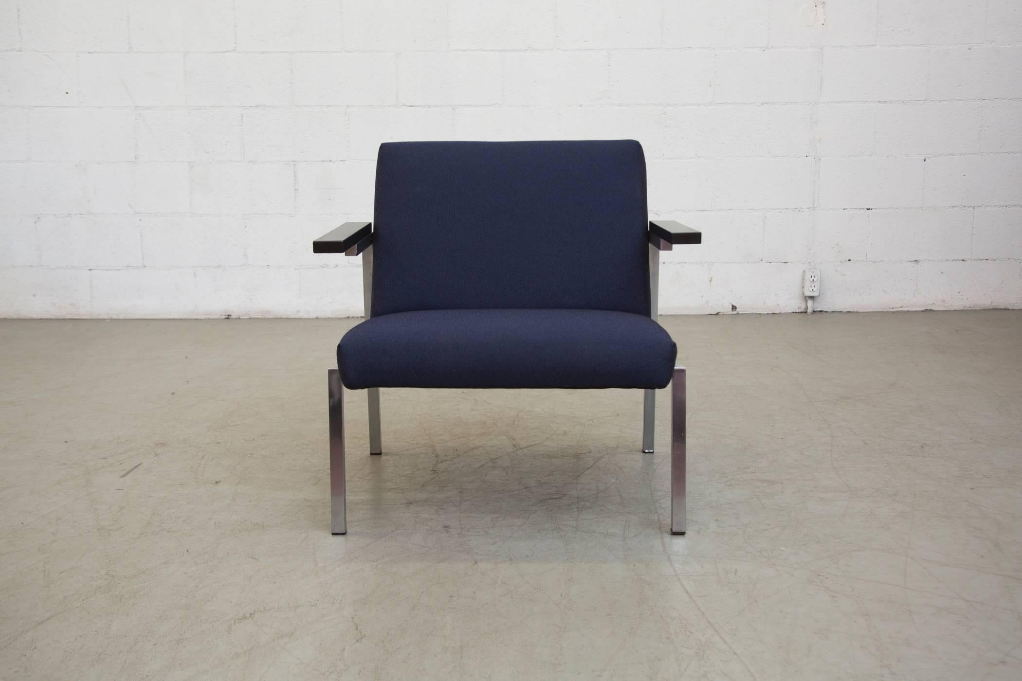 Martin Visser for spectrum SZ 66 lounge chair (A her's version to the SZ 67 chair) with a chrome Frame, Ebonized armrests, newly upholstered in navy. Frame is in original condition with some wear consistent with age and use. Martin Visser began
