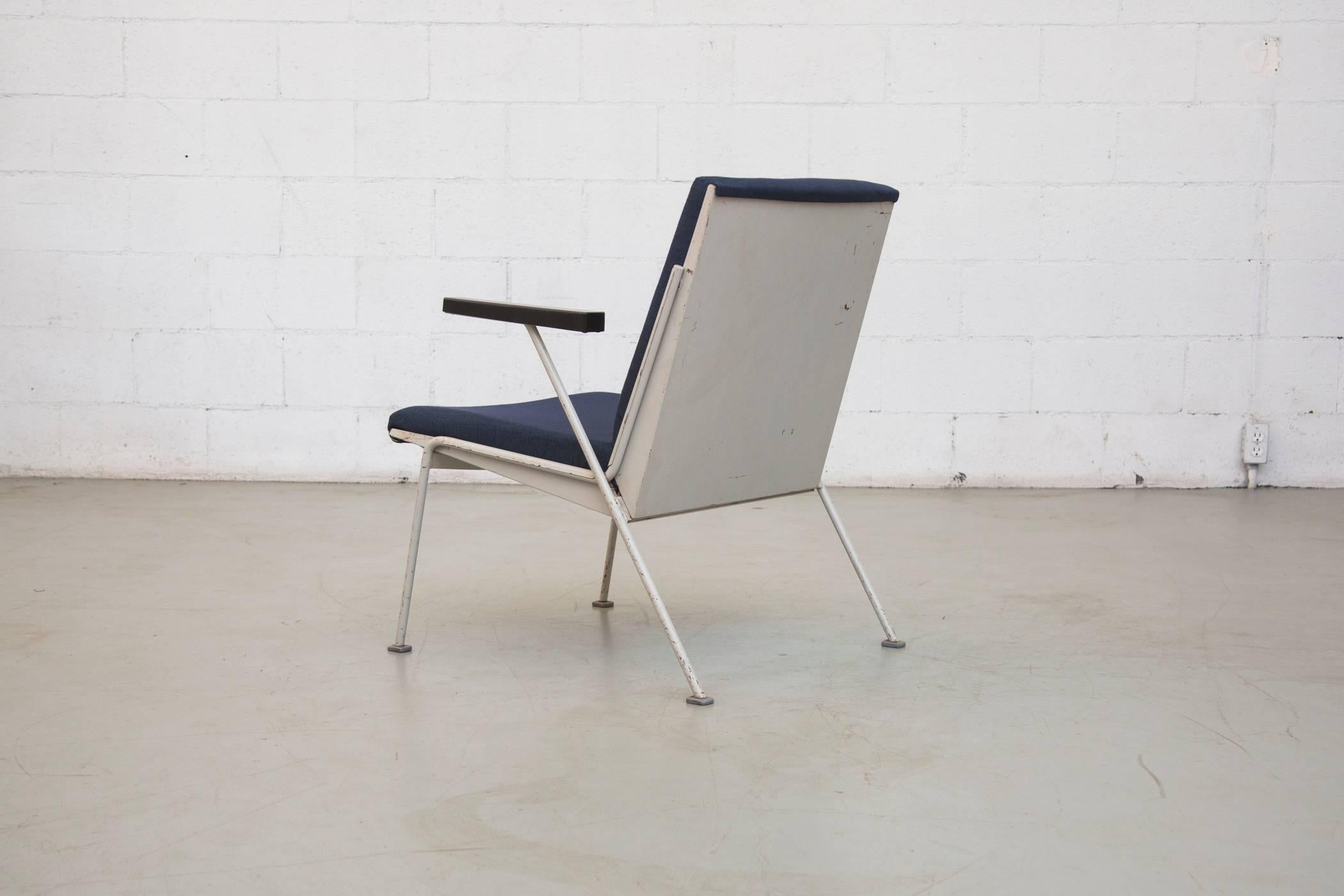 Pair of Ahrend de Cirkel Oase Lounge Chairs by Wim Rietveld In Good Condition In Los Angeles, CA