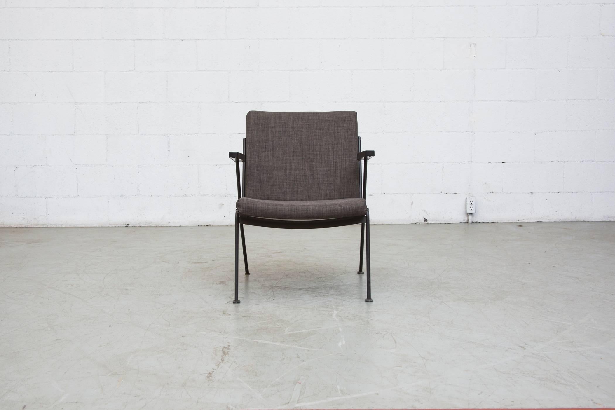 Wim Rietveld for Ahrend de Cirkel newly upholstered charcoal lounge chair with original almost black enameled wire frame and Bakelite armrests.