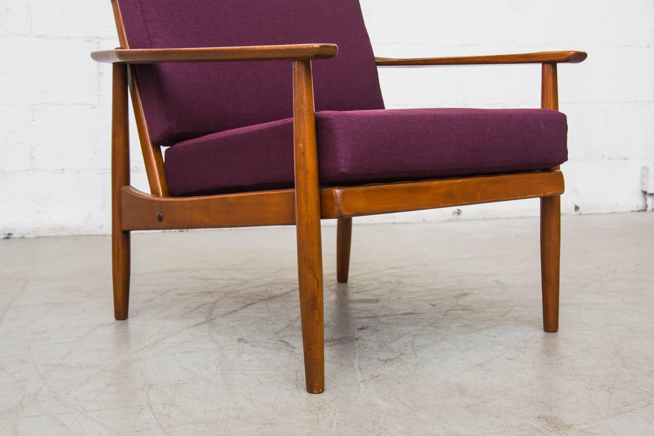 Mid-Century Modern Lounge Chair in Grape with Slat Back 1
