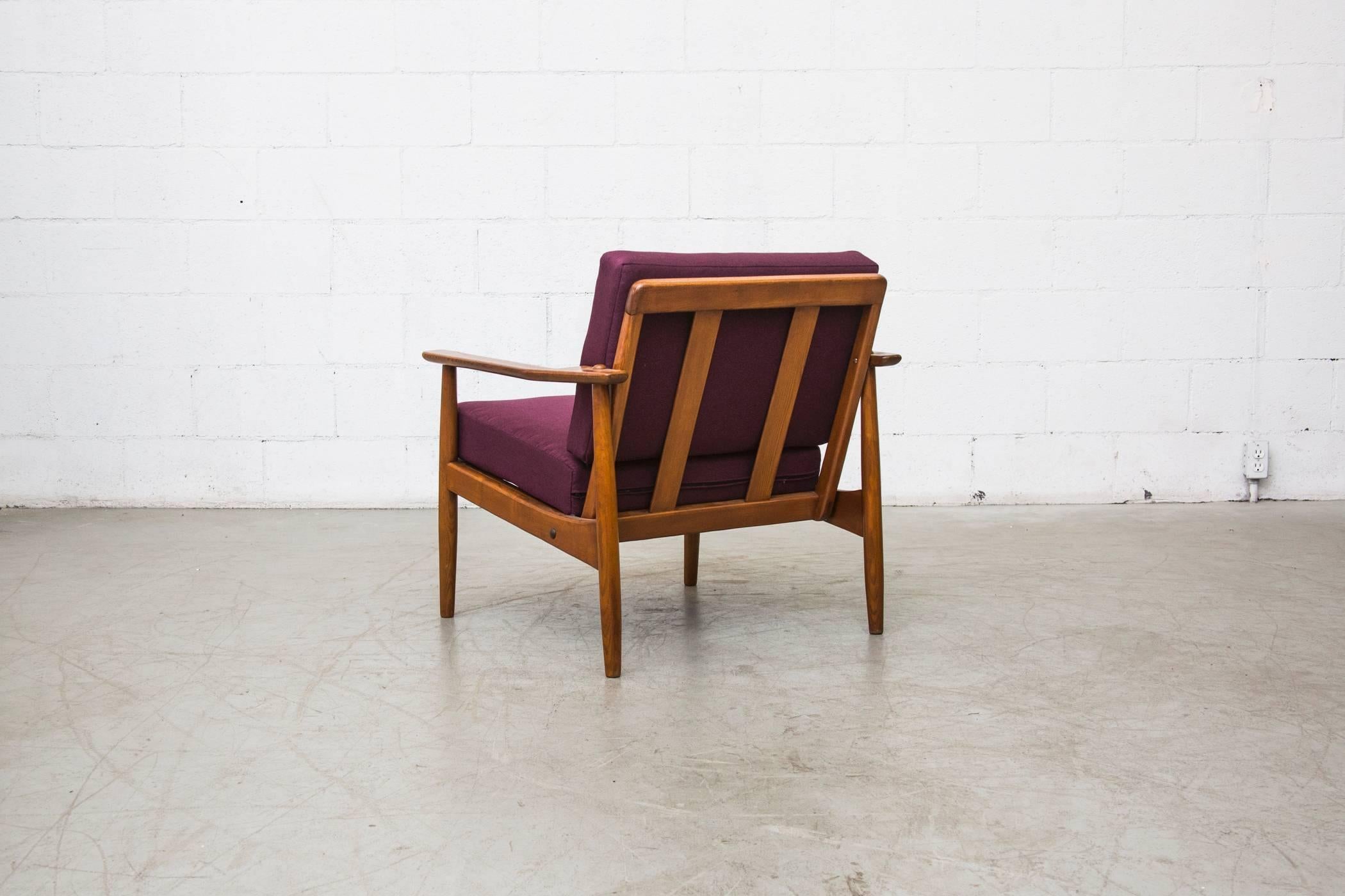 Mid-Century Modern Lounge Chair in Grape with Slat Back In Good Condition In Los Angeles, CA