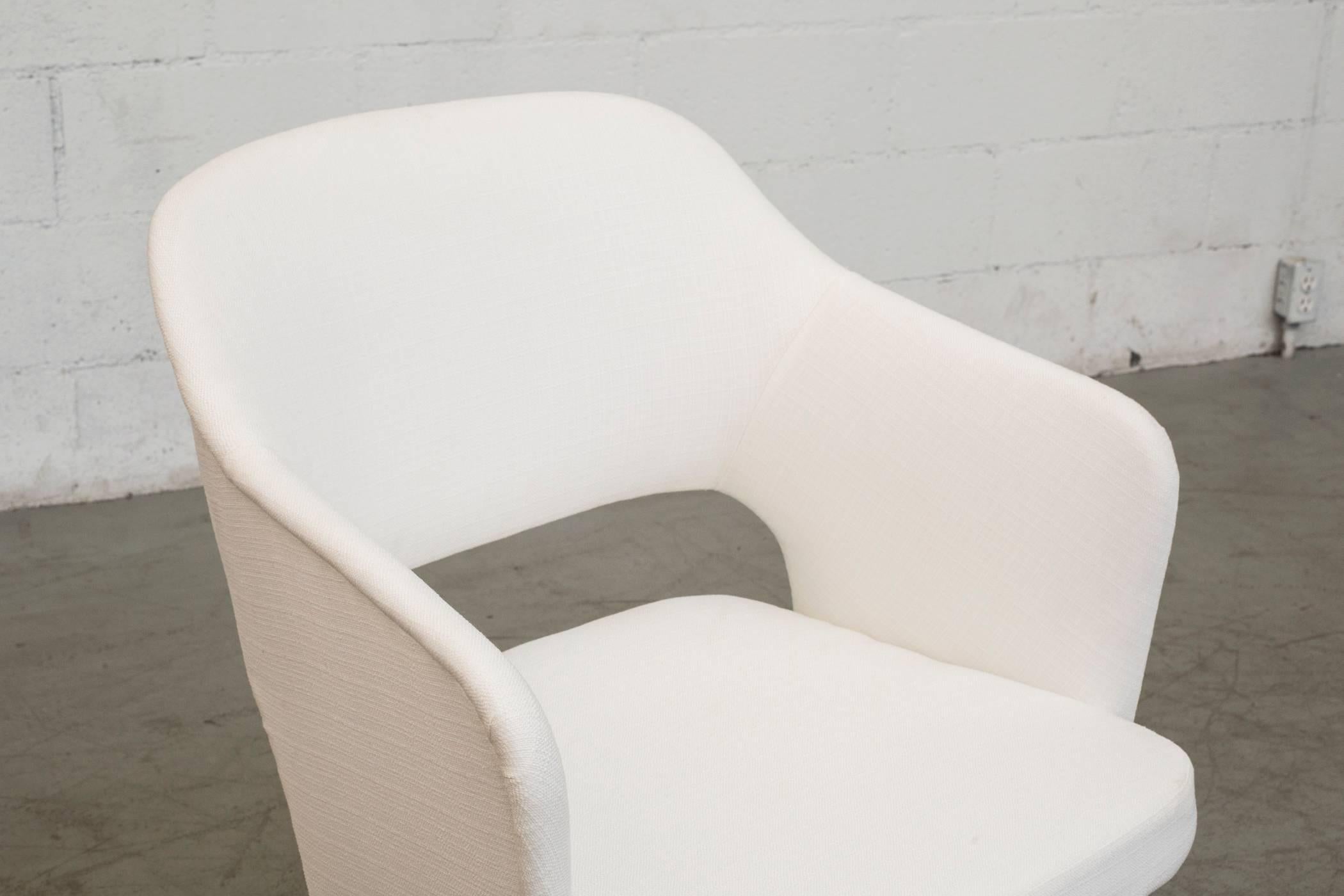 Dutch Pair of Saarinen Inspired AP Originals 1960s Armchairs in New White Upholstery For Sale