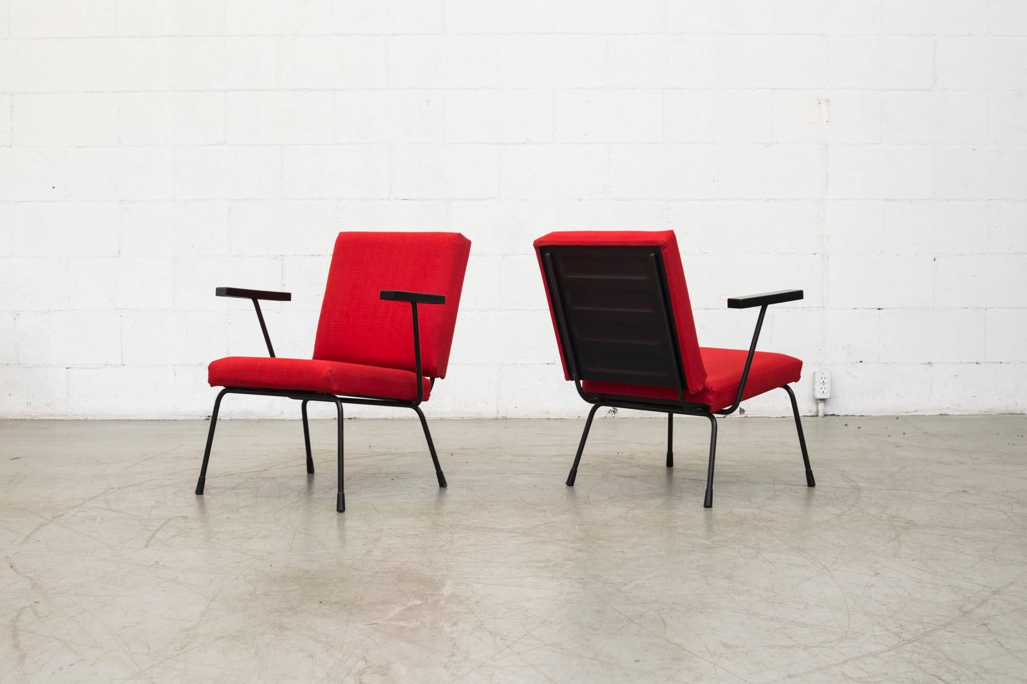 Mid-Century Modern Pair of Newly Upholstered Red Wim Rietveld '1401' Lounge Chairs for Gispen For Sale