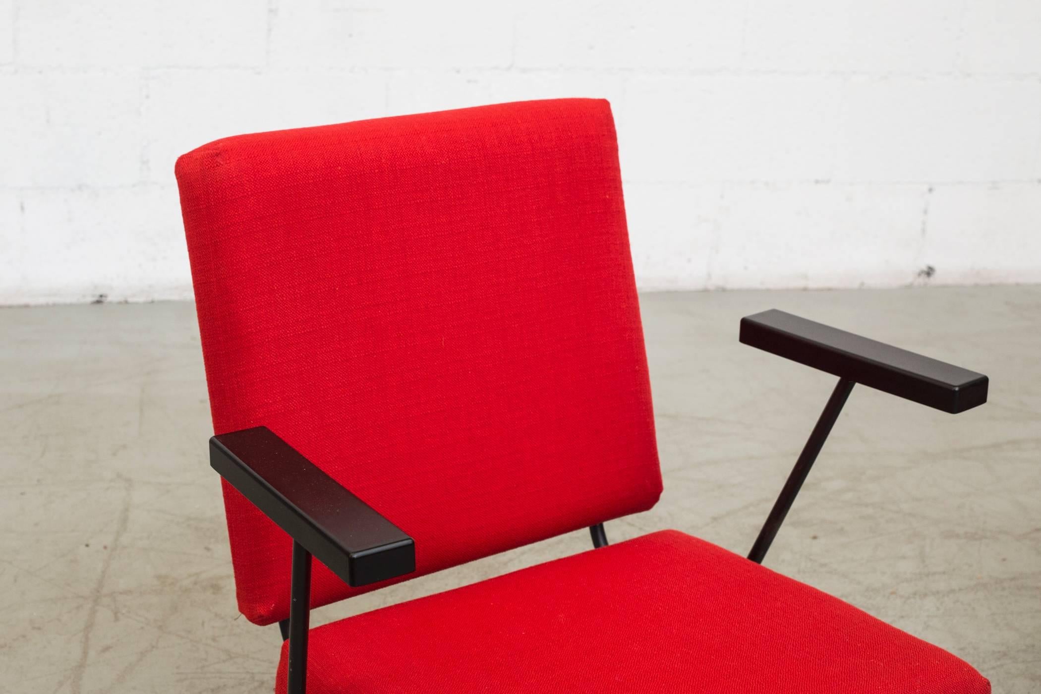 Enameled Pair of Newly Upholstered Red Wim Rietveld '1401' Lounge Chairs for Gispen For Sale