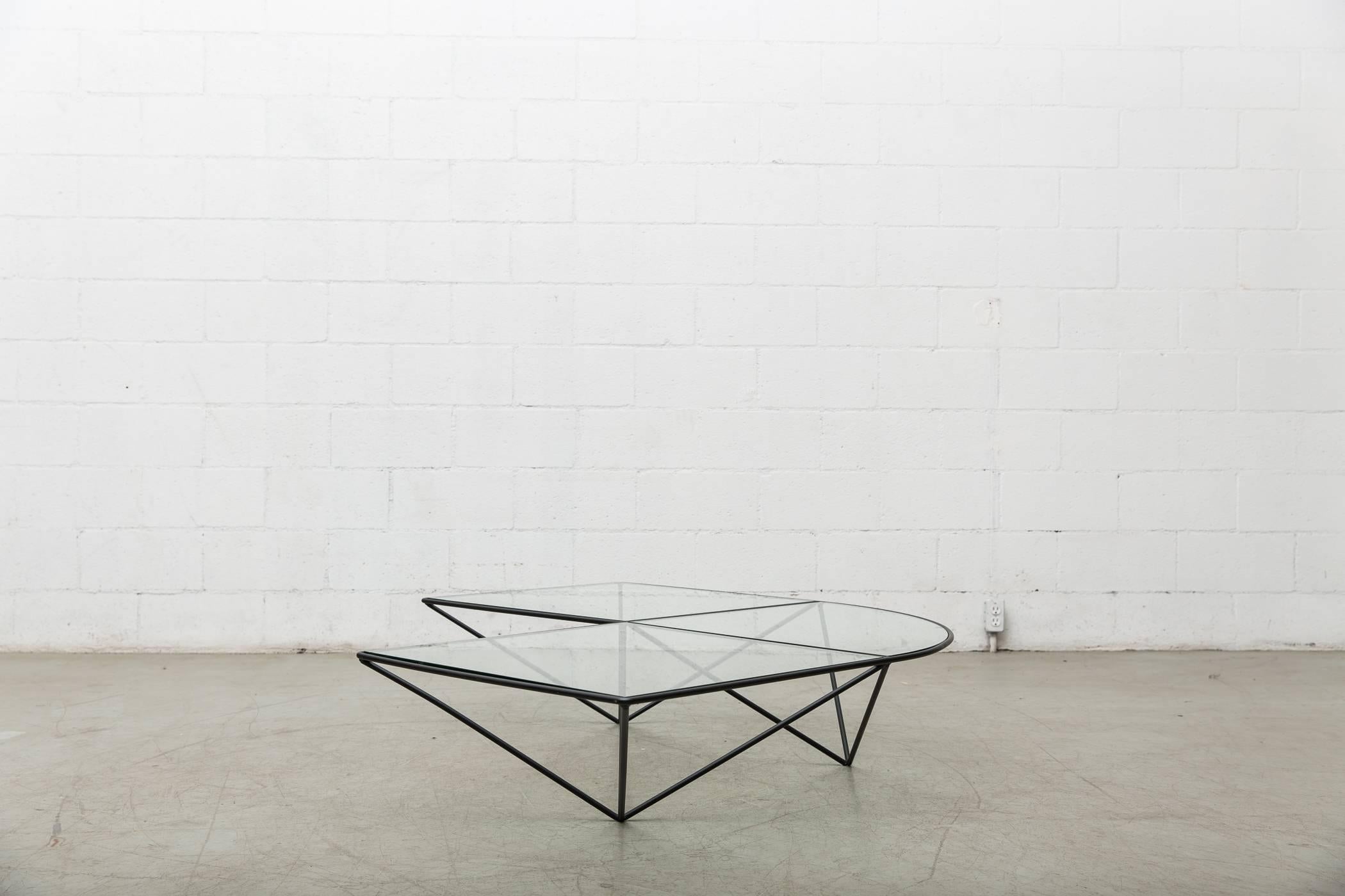 italien Table basse d'angle en fil métallique et verre de style Paolo Piva en vente