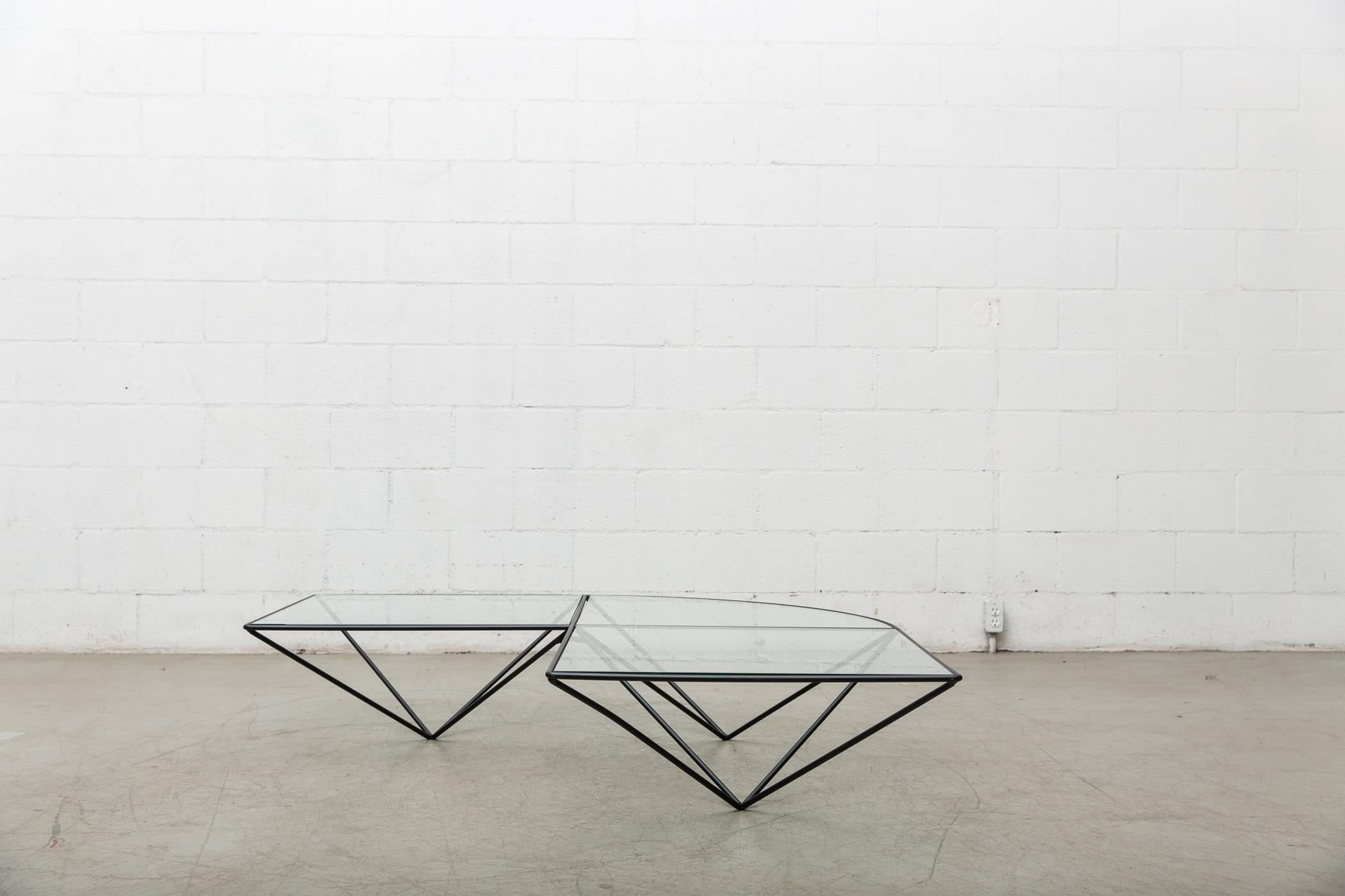 Mid-Century Modern Table basse d'angle en fil métallique et verre de style Paolo Piva en vente