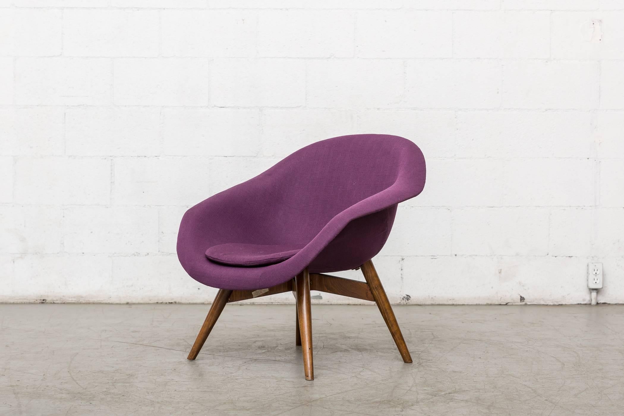 Mid-Century Modern The Modernity Purple Bucket Lounge Chair de Miroslav Navrátil pour Vertex en vente