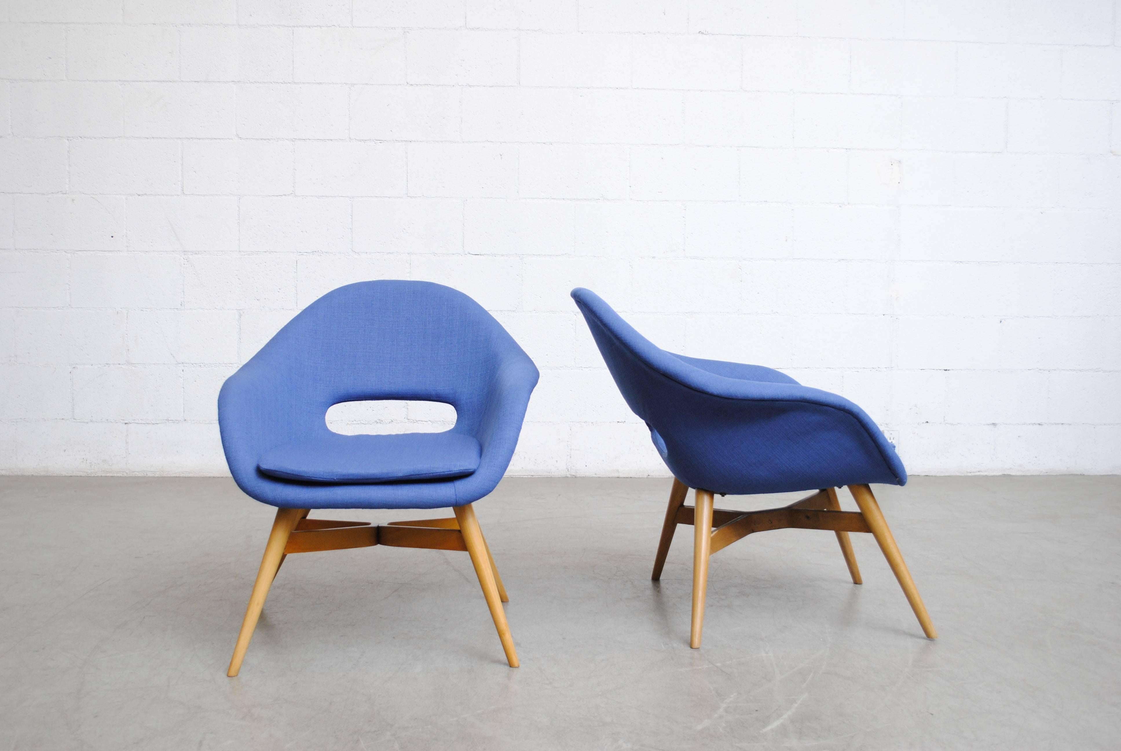 Mid-Century Modern Miroslav Navrátil Newly Upholstered Blue Bucket Lounge Chair for Vertex (en anglais) en vente
