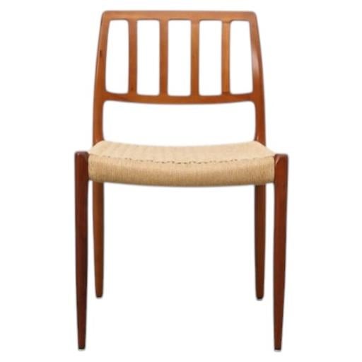Sedia da sala in teak modello 83 di Niels Møller degli anni '70 con seduta in cordoncino di carta