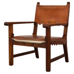 Silla de salón de cuero estilo morisco español de mediados de siglo con estructura de roble