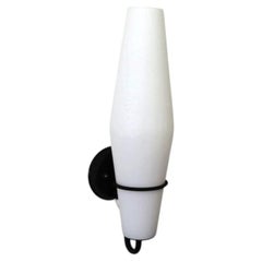 Einzelner Wandleuchter aus Philips Milchglas und schwarz emailliertem Metall