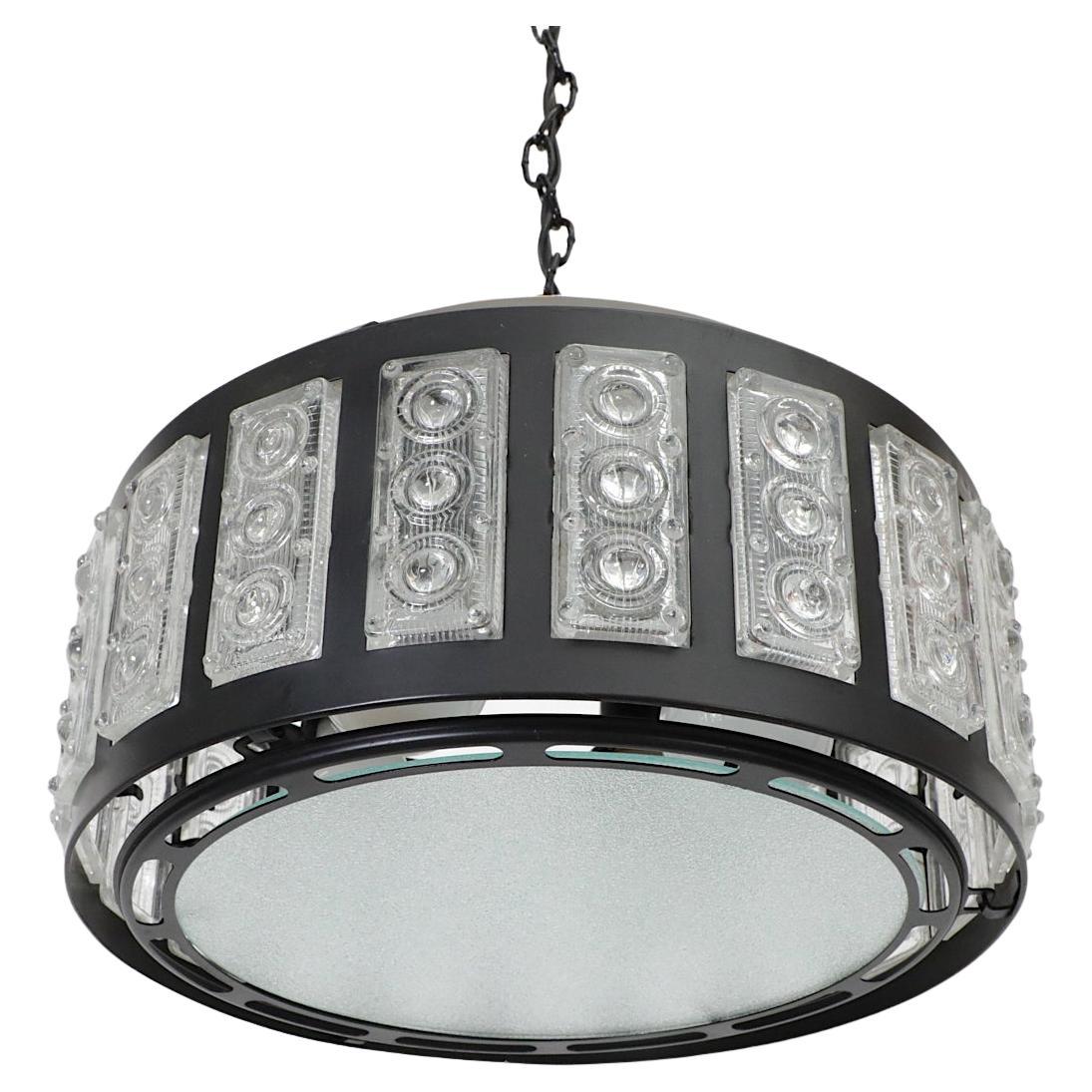 Lampadario in metallo del metà del secolo con pannelli di vetro incastonati ispirati a Erik Höglund in vendita