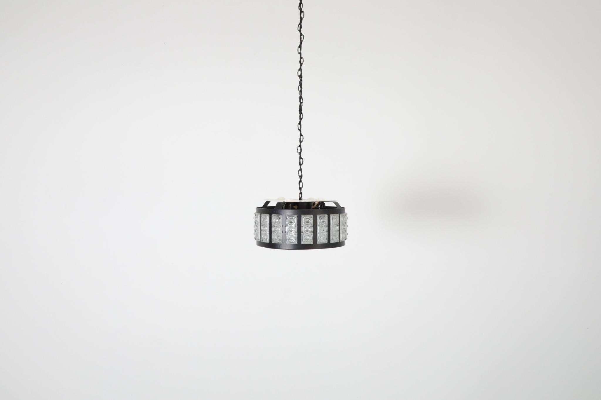 Svedese Lampadario in metallo del metà del secolo con pannelli di vetro incastonati ispirati a Erik Höglund in vendita