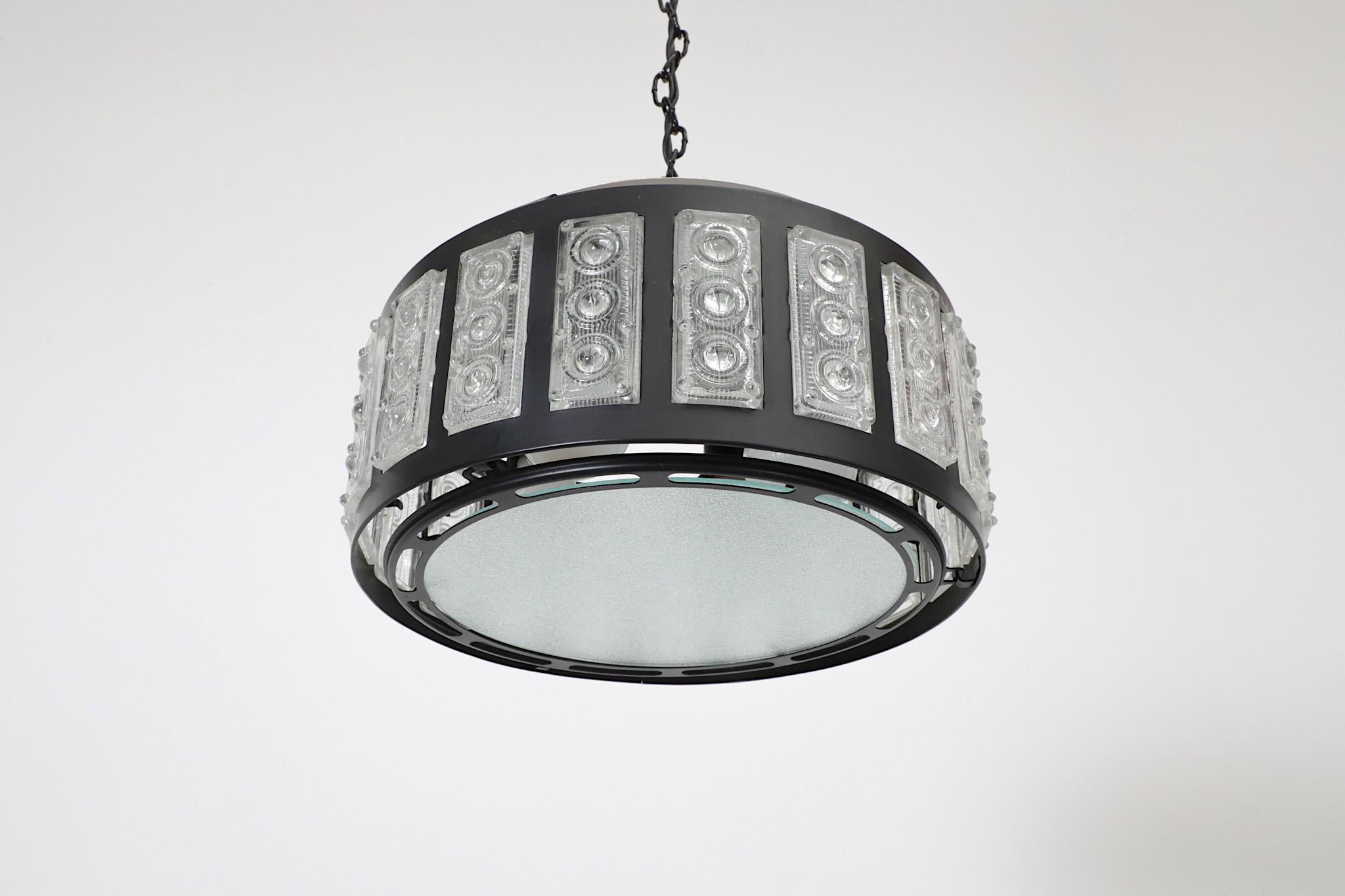 Lampadario in metallo del metà del secolo con pannelli di vetro incastonati ispirati a Erik Höglund in vendita 6